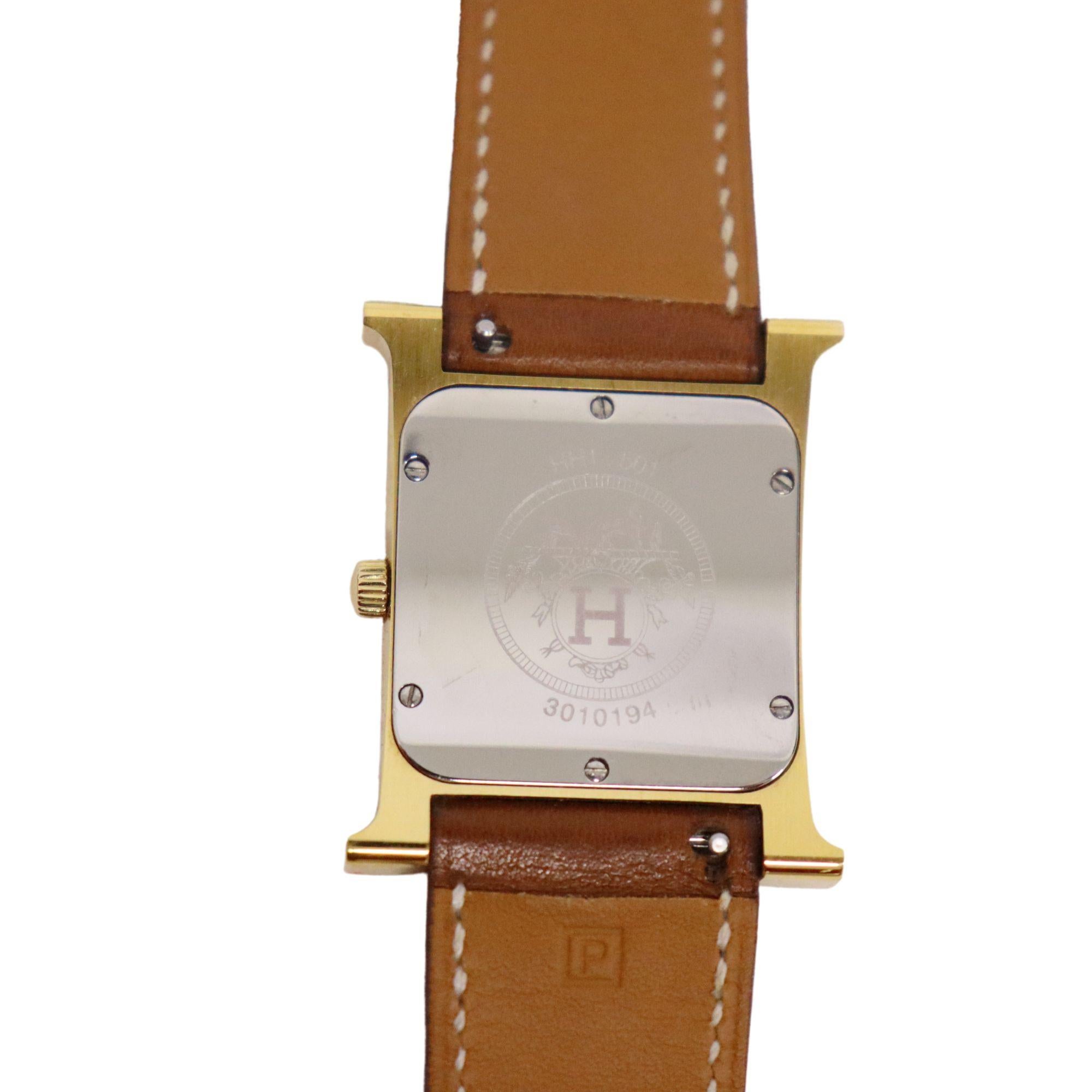 Hermes Heure H watch, yellow-gold plated steel watch with sunburst stamped motif, white dial, 26 x 26 mm, long interchangeable strap in gold Epsom calfskin

Additional information:
Yellow-gold plated steel case
Anti-glare sapphire crystal
White