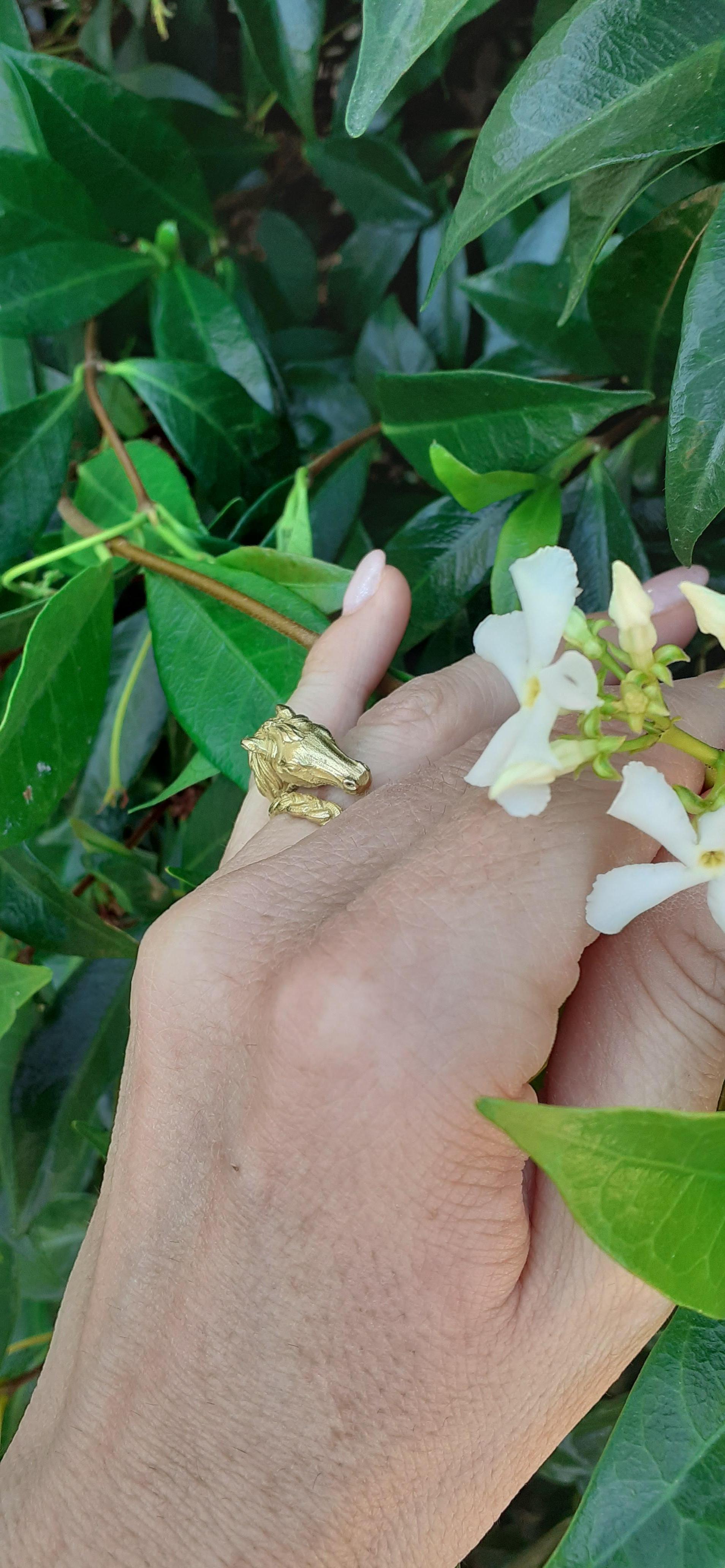 Bague en or jaune Hermès en forme de cheval en vente 10
