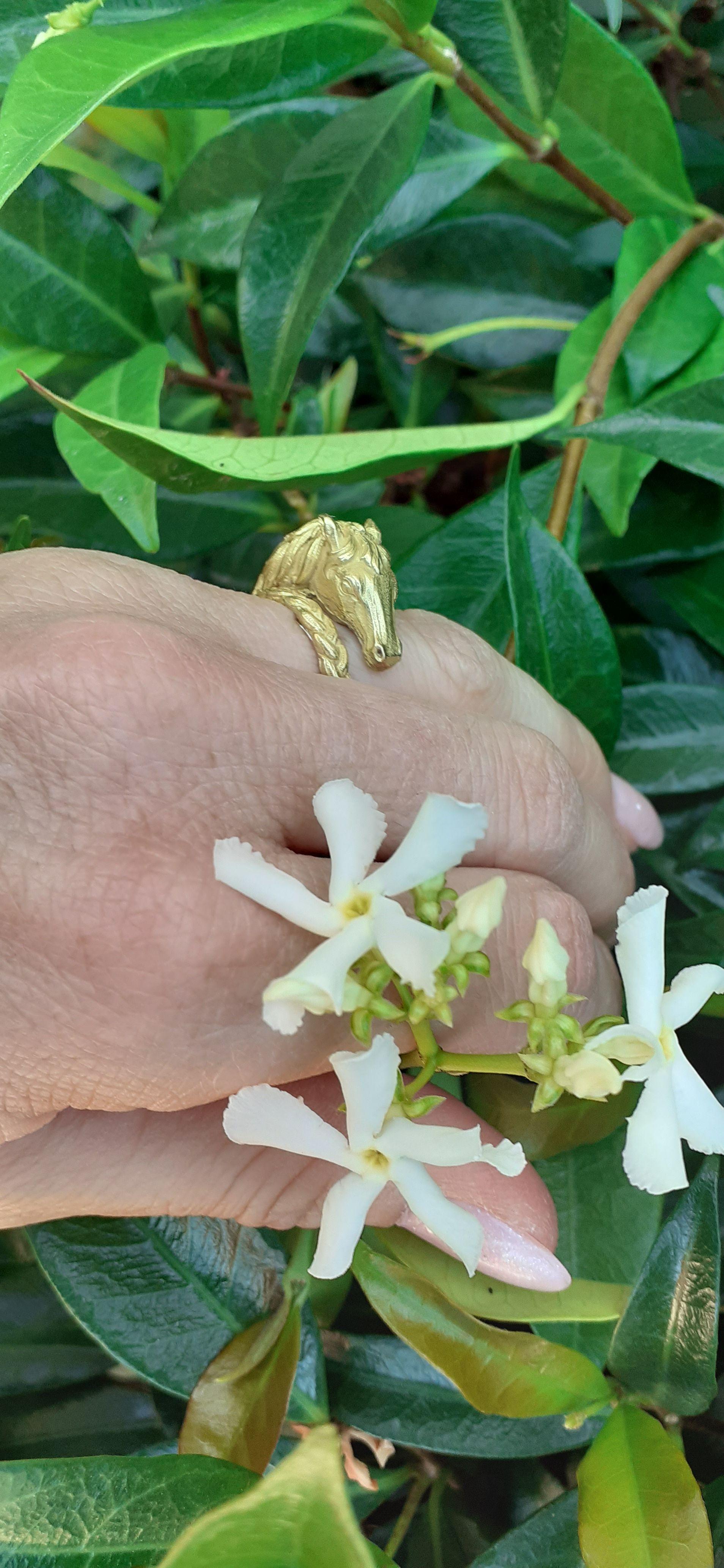 Bague en or jaune Hermès en forme de cheval en vente 11