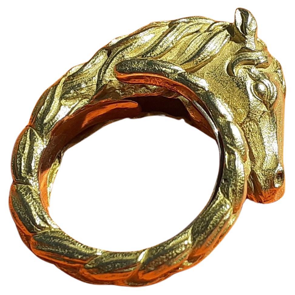 Exceptionnelle et magnifique bague Hermès authentique

En forme de tête de cheval, la crinière tressée en or formant l'anneau.

Vintage By

En or jaune 18K 


