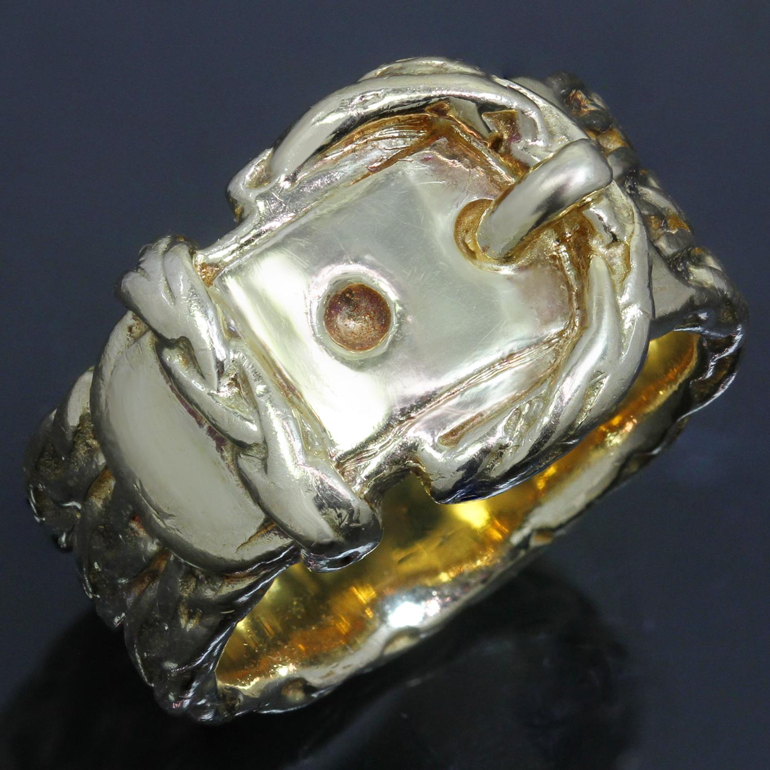 Dieser elegante Ring von Hermes ist in Form einer Schnalle aus 18 Karat Gelbgold gefertigt. Ende des 20. Jahrhunderts in Frankreich hergestellt. Abmessungen: 0.51