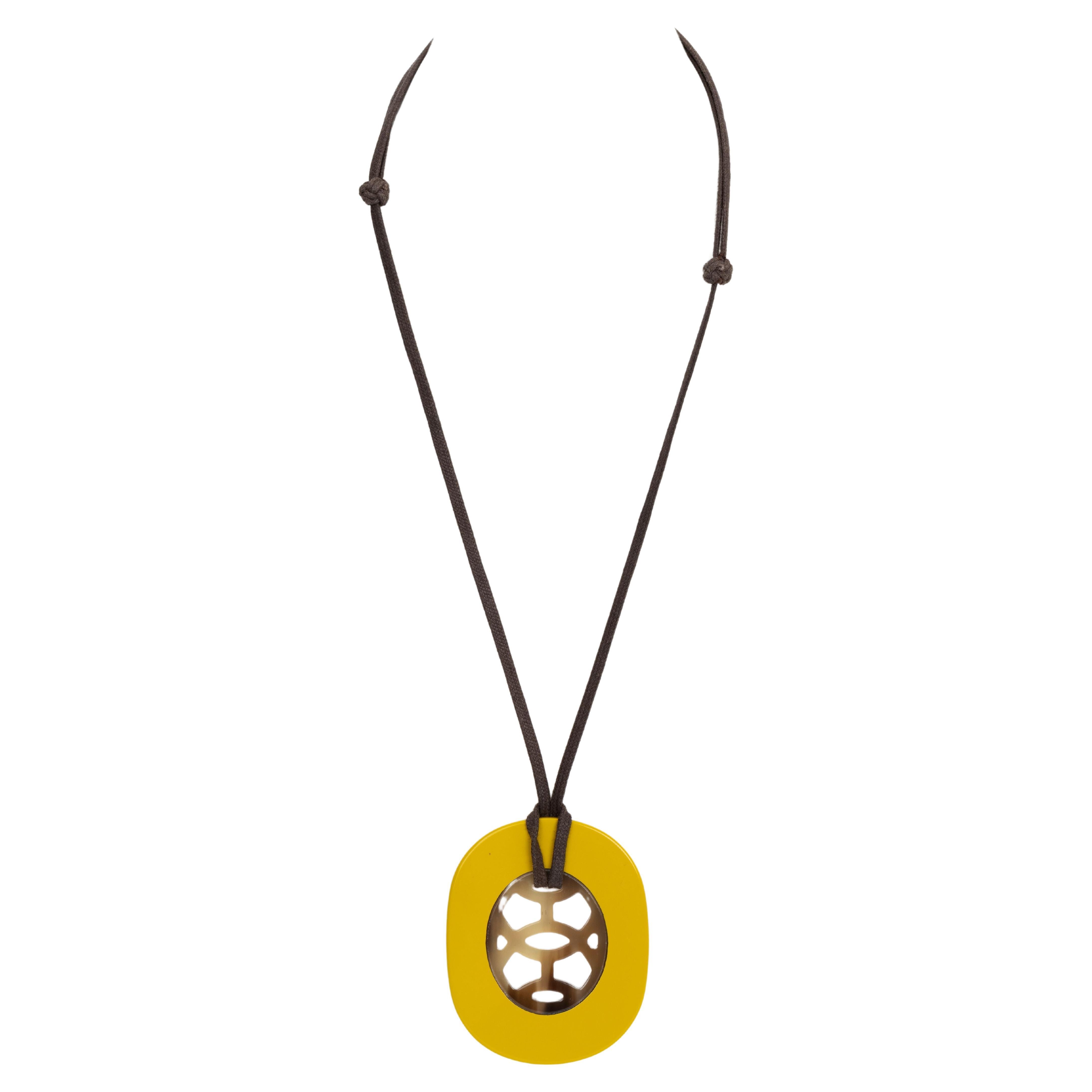 Hermes - Collier avec pendentif en corne jaune en vente