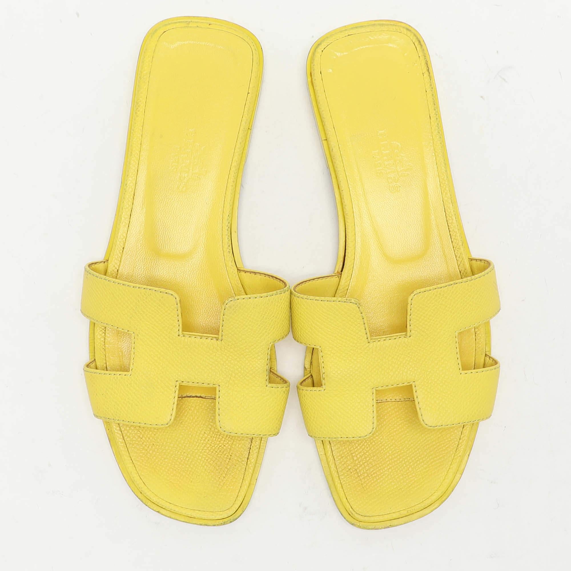 Hermes Yellow Leather Oran Flat Slides Size 36 In Fair Condition For Sale In Dubai, Al Qouz 2