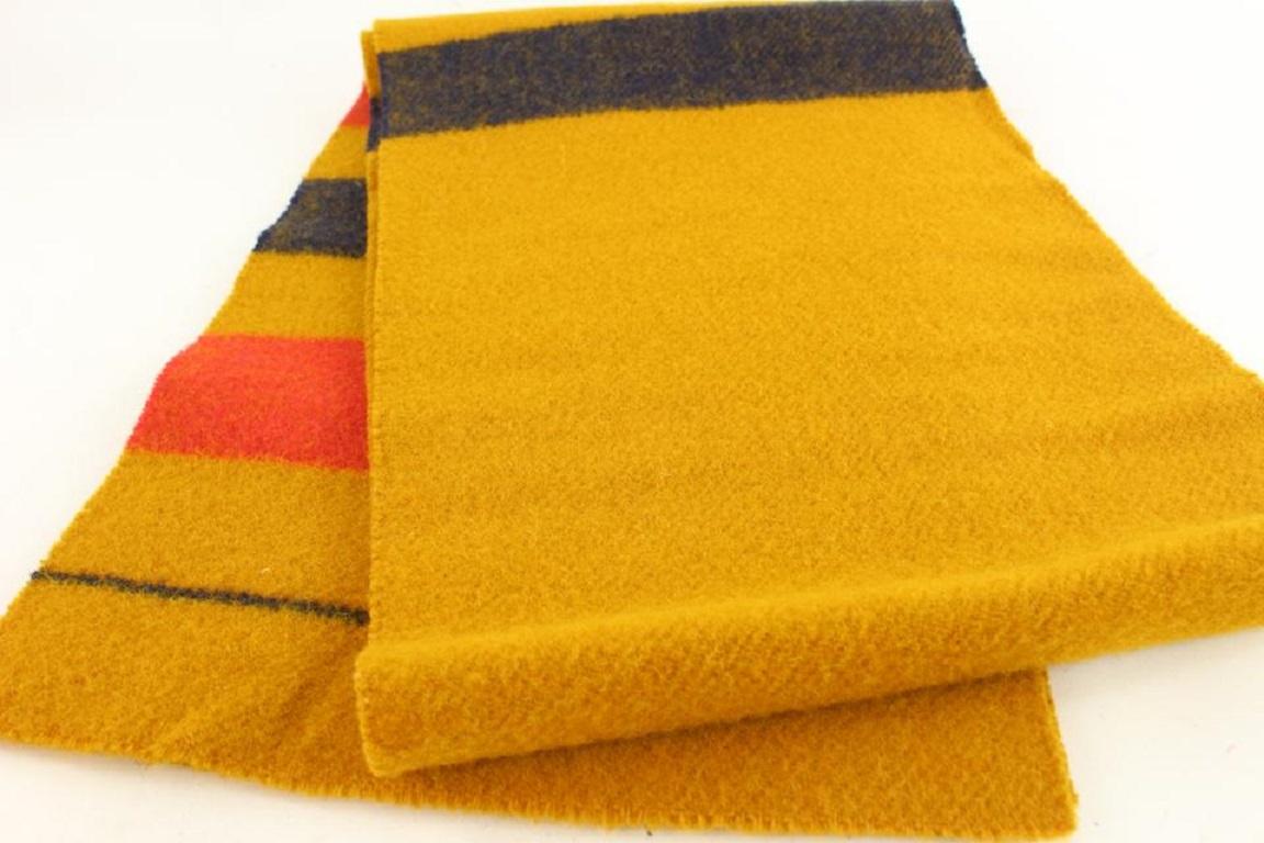 Gelber Rocabar-Schal von Hermes mit mehrfarbigen Streifen 30her624 4