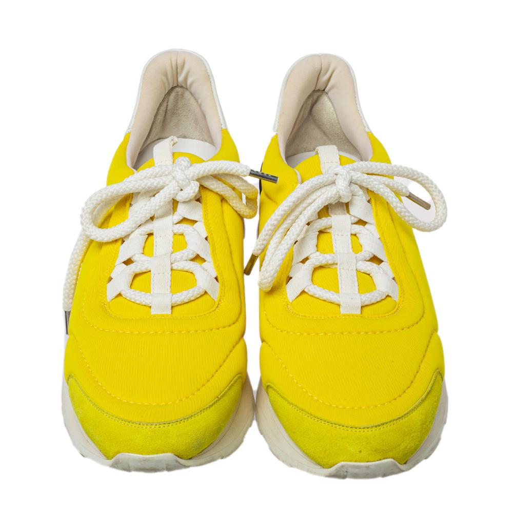 Mit diesem Paar Sneakers von Hermés gelingt Ihnen ein stilvoller Auftritt. Aus einer Kombination von Nylon und Wildleder gefertigt, verkörpert dieses Paar eine echte Mischung aus Luxus und Komfort. Die Schuhe verfügen über eine Schnürung, tonale