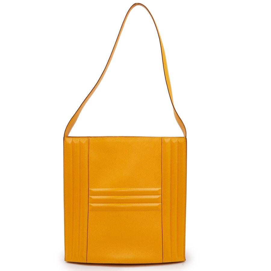HERMES padlock bag in yellow Courchevel leather. An embossed H is on both sides of the bag. No closure, it is worn on the shoulder. The interior is in yellow Courchevel leather with a flat zipped pocket. It is in perfect condition.
It is French