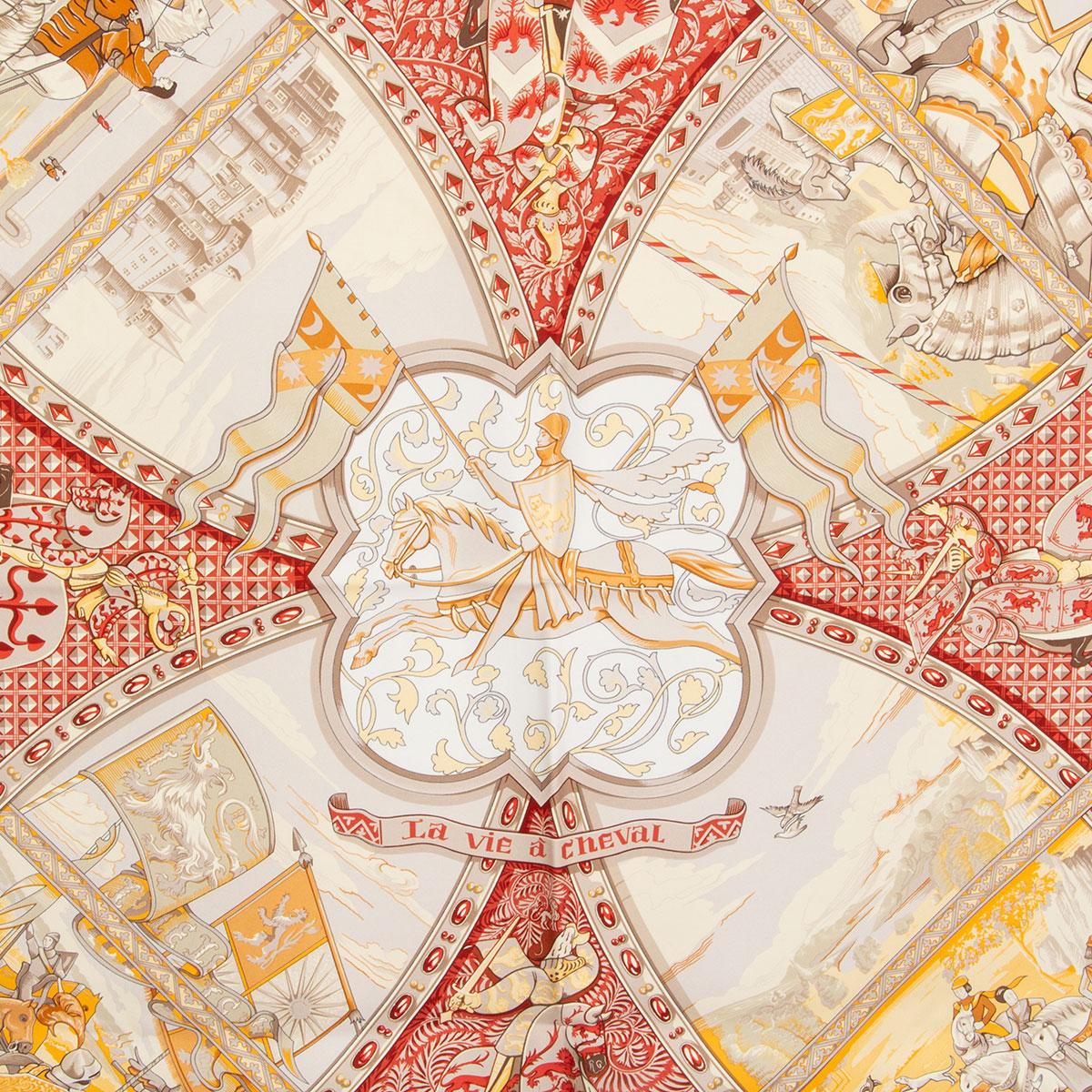 100% authentique écharpe Hermès 'La Vie à Cheval 90' par Laurence Borthoumieux en sergé de soie jaune (100%) avec bordure bicolore et fond blanc. Détails en gris, beige et rouge. A été porté et est en excellent état.

Hauteur 90cm (35.1in)
Longueur