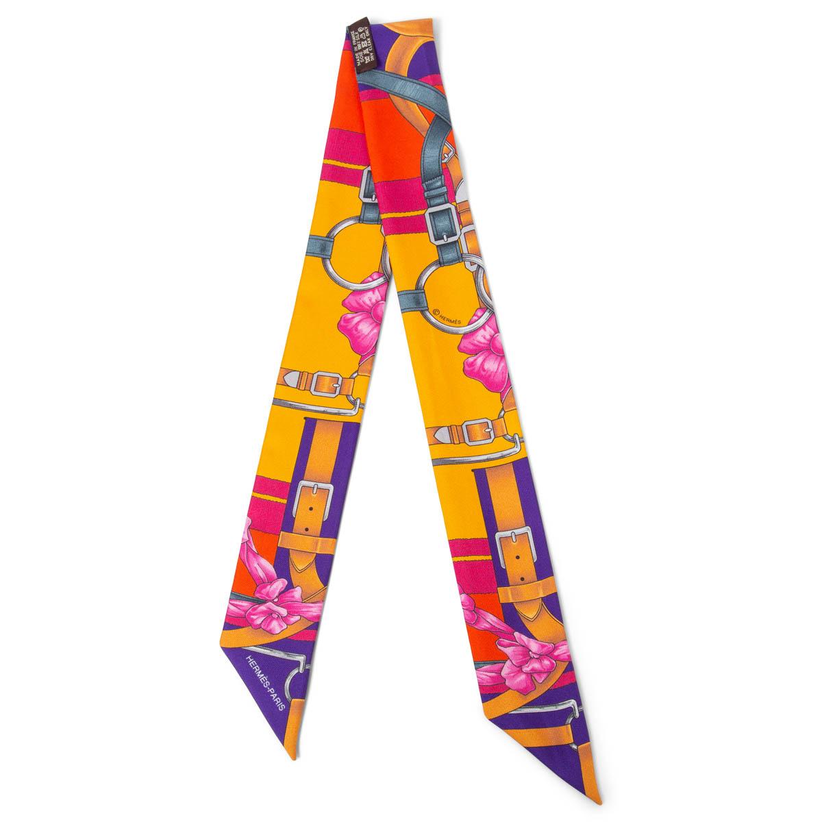 100% authentischer Hermès Grand Manege Fleuri Twilly Schal in orange, rot, lila, rosa und petrolfarbener Seide (100%). Wurde getragen und ist in ausgezeichnetem Zustand. 

Messungen
Breite	5cm (2in)
Länge	86cm (33.5in)

Alle unsere Angebote umfassen