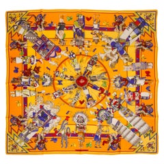 Écharpe Kachinas en soie jaune Hermès par Kermit Oliver Écharpe Kachinas en soie jaune Hermès par Kermit Oliver