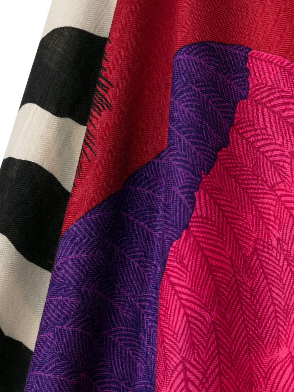 Découvrez le savoir-faire artisanal qui préside à la fabrication d'un luxueux foulard Hermès. Avec un processus de création détaillé qui prend plus d'un an par design, chaque foulard est un chef-d'œuvre. Avec seulement douze designs sortis par an,