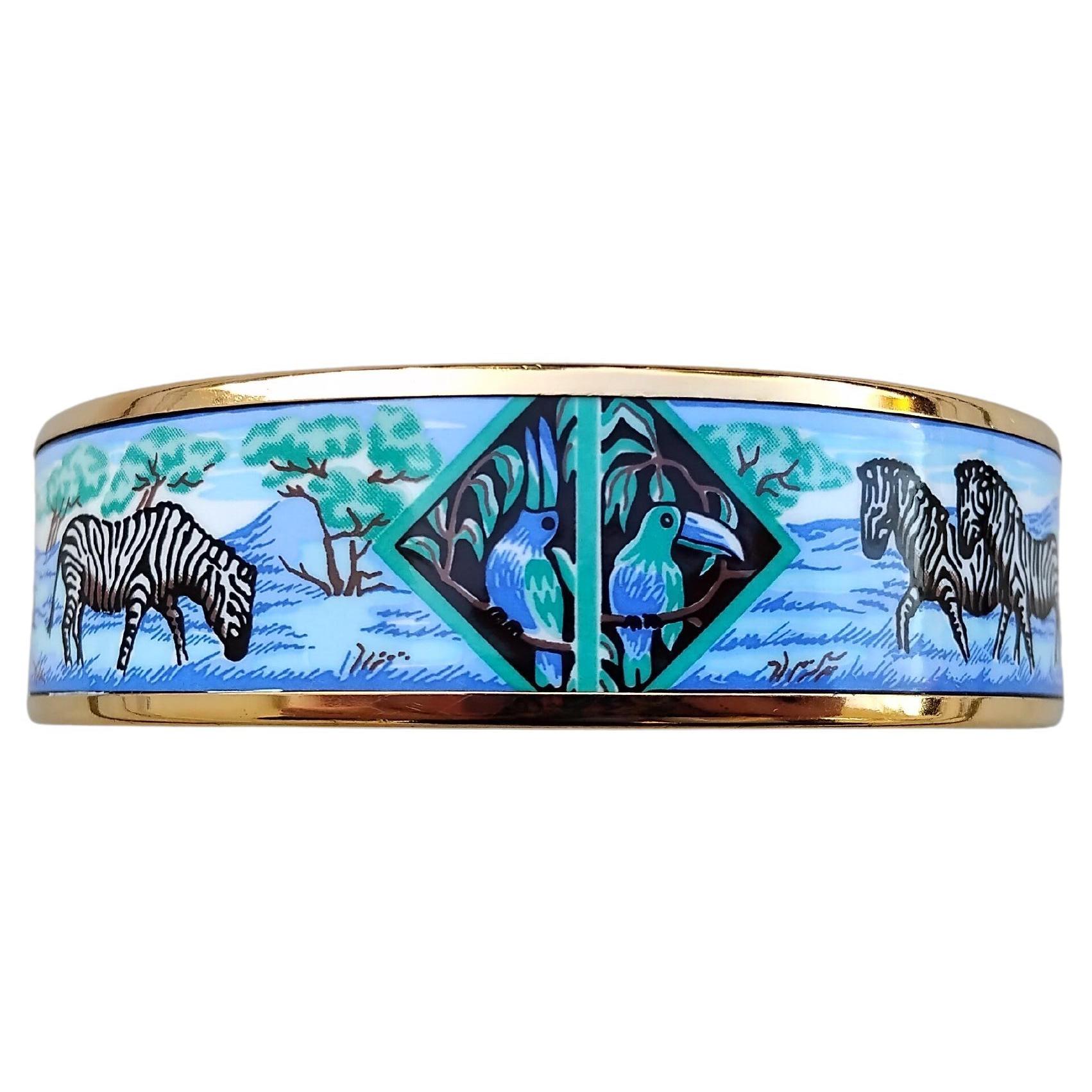 Rara oportunidad de conseguir el brazalete Hermès más codiciado

Imprime: Cebras y Tucanes

Este patrón pertenece a la colección de seda, pañuelo 