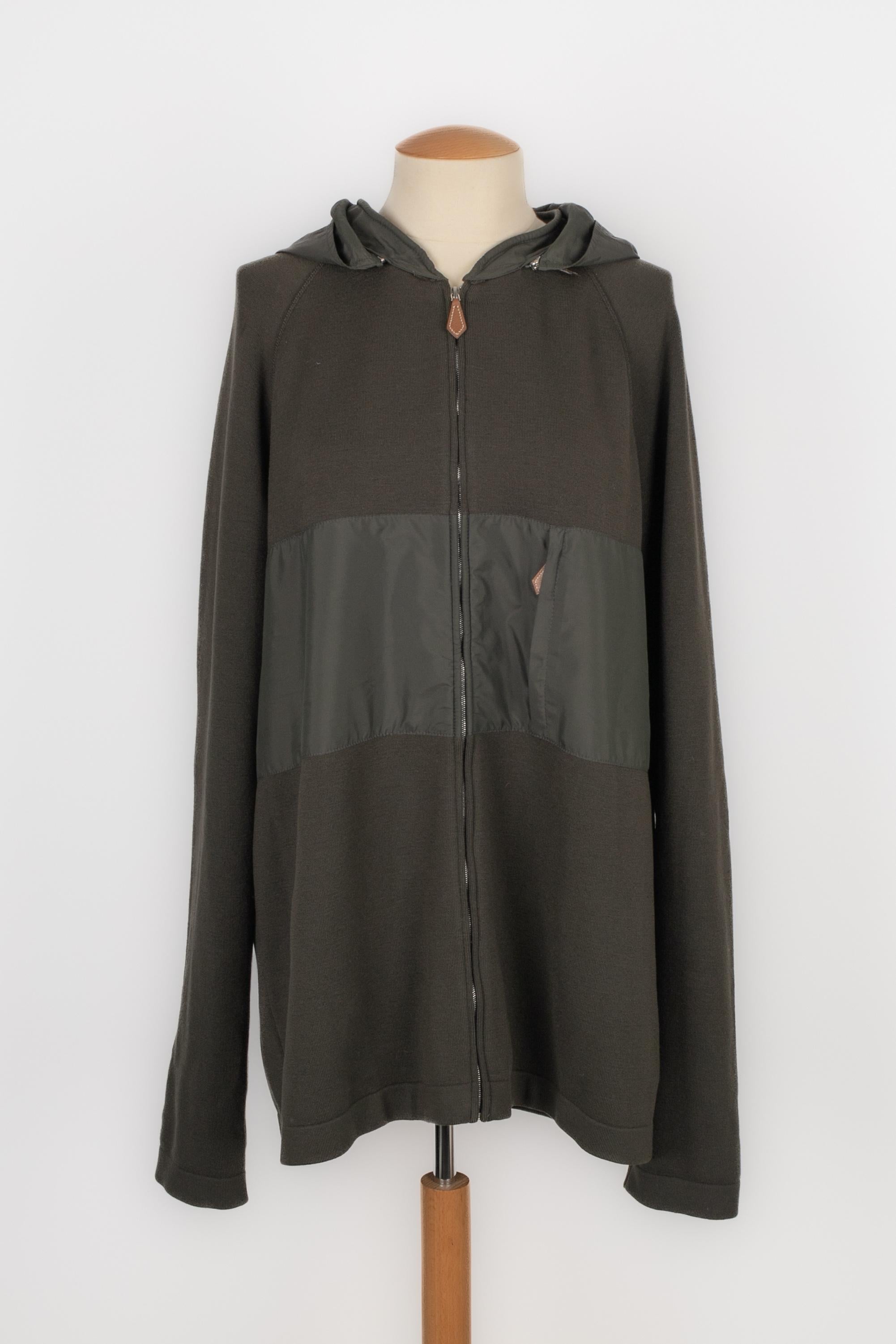 HERMÈS - (Made in Italy) Khaki zipped jacket. Size L.

Condition:
Very good condition

Dimensions:
Shoulder width: 45 cm - Sleeve length: 79 cm - Length: 75 cm

SKU:HFV17