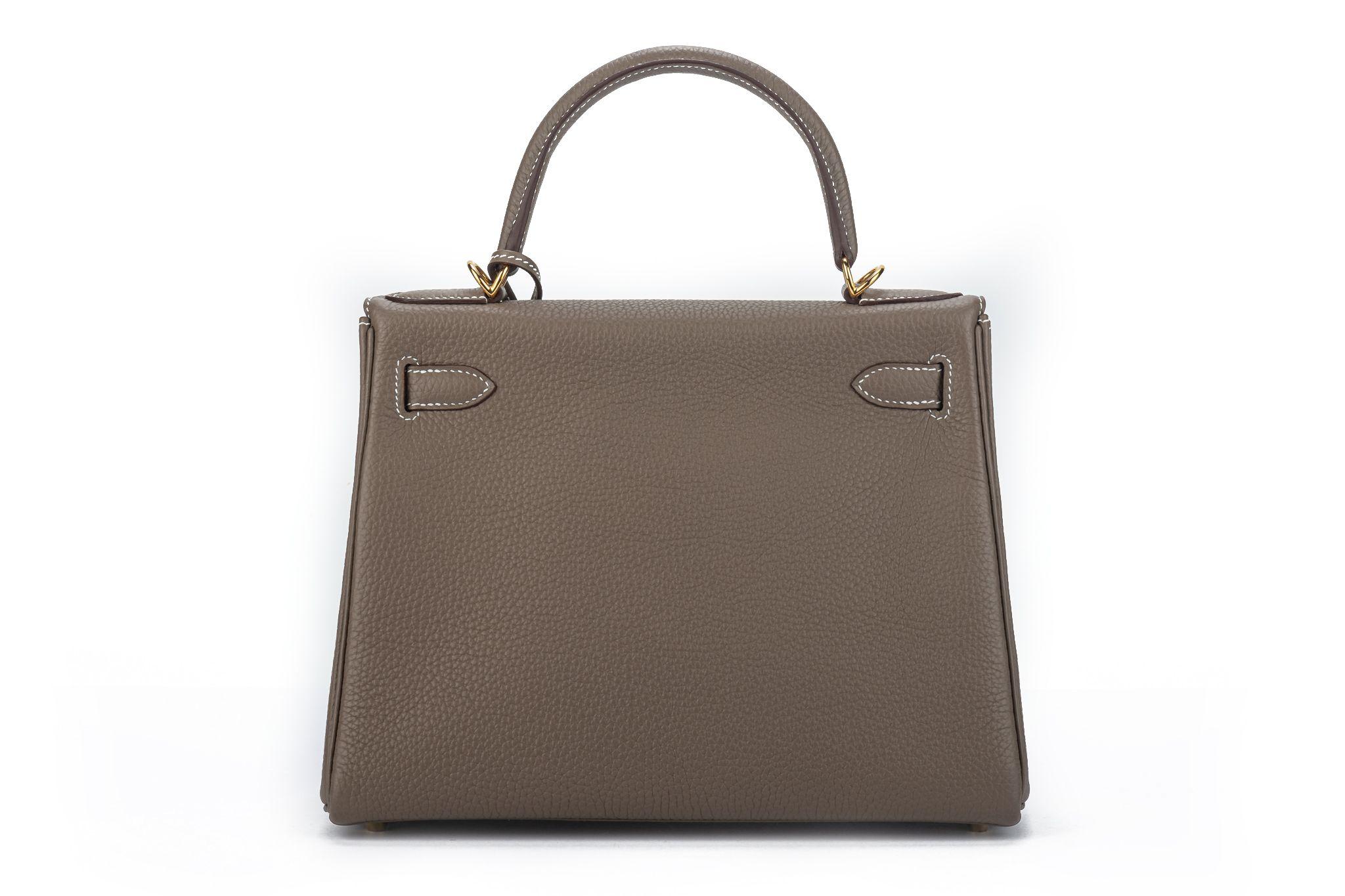 Hermès BNIB Kelly 28 Etoupe Togo/Or Neuf - En vente à West Hollywood, CA