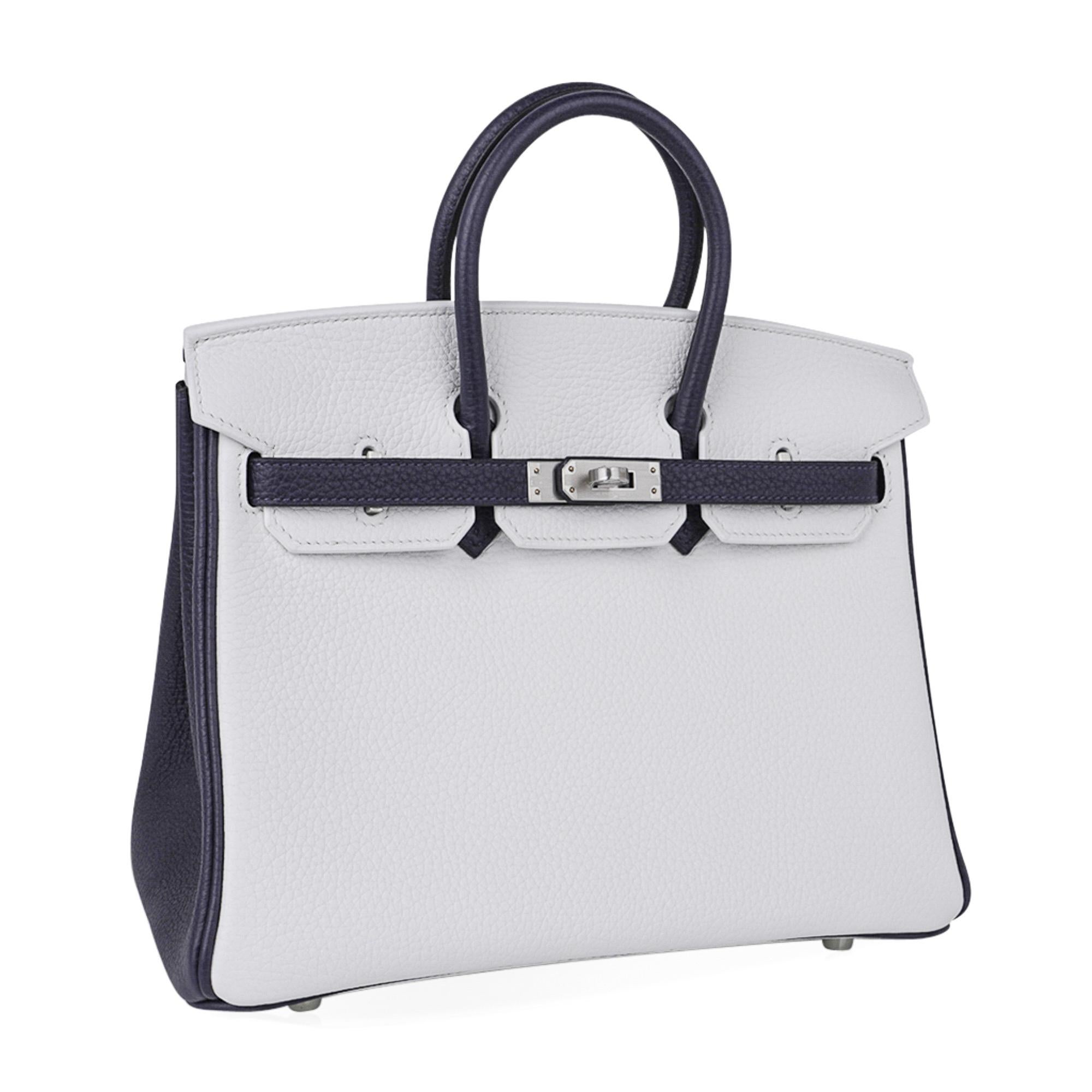 Mightychic offers an Hermes Birkin HSS 25 Horseshoe Stamp bag featured in White and Blue Nuit.
Beautiful crisp bag in clemence leather.
Accentuated with brushed palladium hardware.
Handles, straps, sides and interior are rich deep Blue Nuit.
NEW or