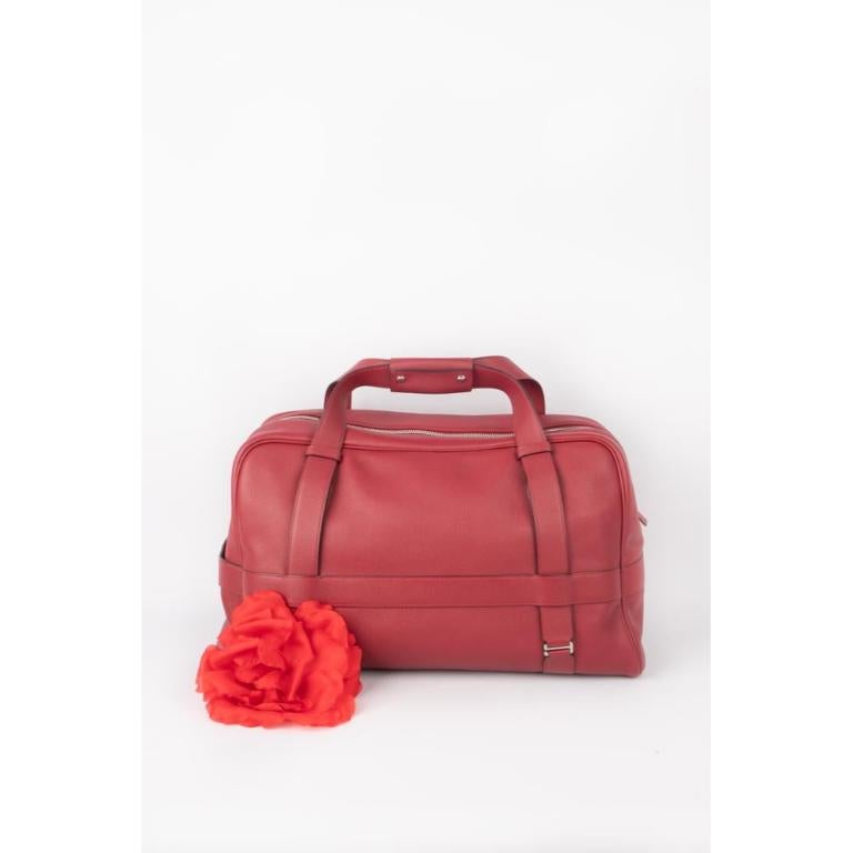 Hermès - (Made in France) Red evergrain calfskin weekend bag with brushed silvery metal elements and an adjustable double handle. Year 2015.

Additional information:
Condition: Very good condition
Dimensions: Length: 49 cm - Height: 25 cm - Depth: