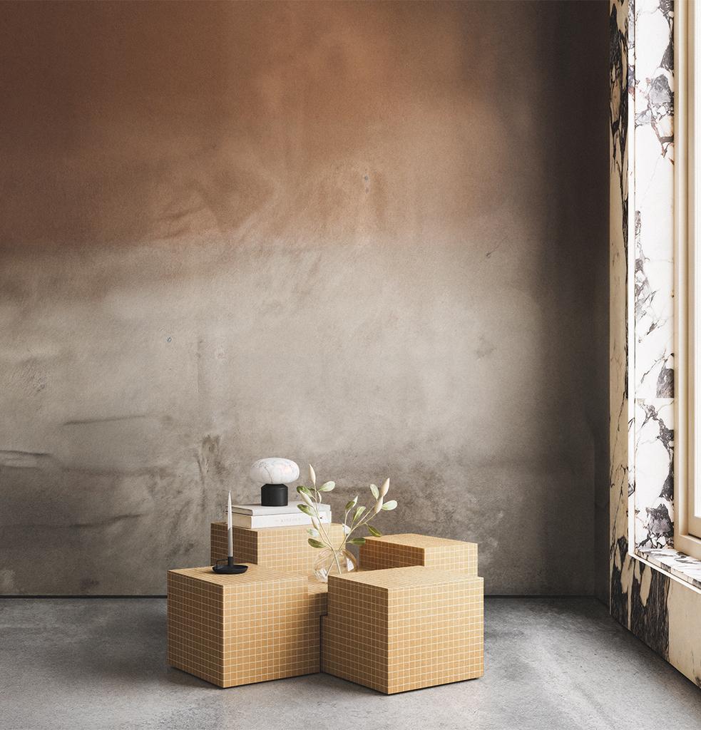 Formada por la composición de cubos geométricos, la mesa Qub introduce ritmo y movimiento en cualquier espacio. Su estructura modular de dos piezas ofrece flexibilidad en la disposición, adaptándose fácilmente a distintas distribuciones y escenarios