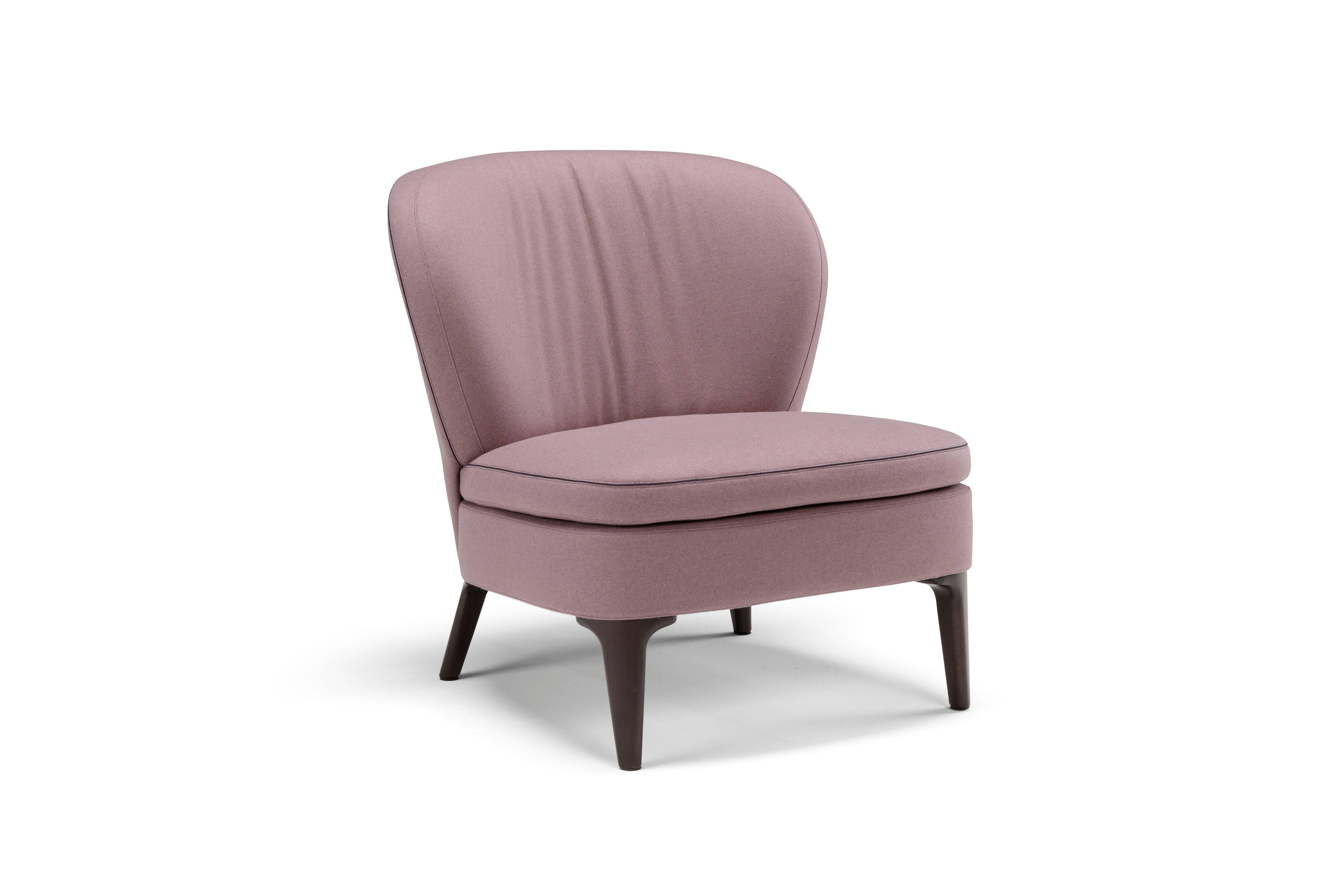 As a precious seashell, Hermione cracks open to unveil its simple perfection. Essential in its softness, the armchair designed by Emanuel Gargano is not constrained by armrests and rigid constraining elements, but is structured anyway by its