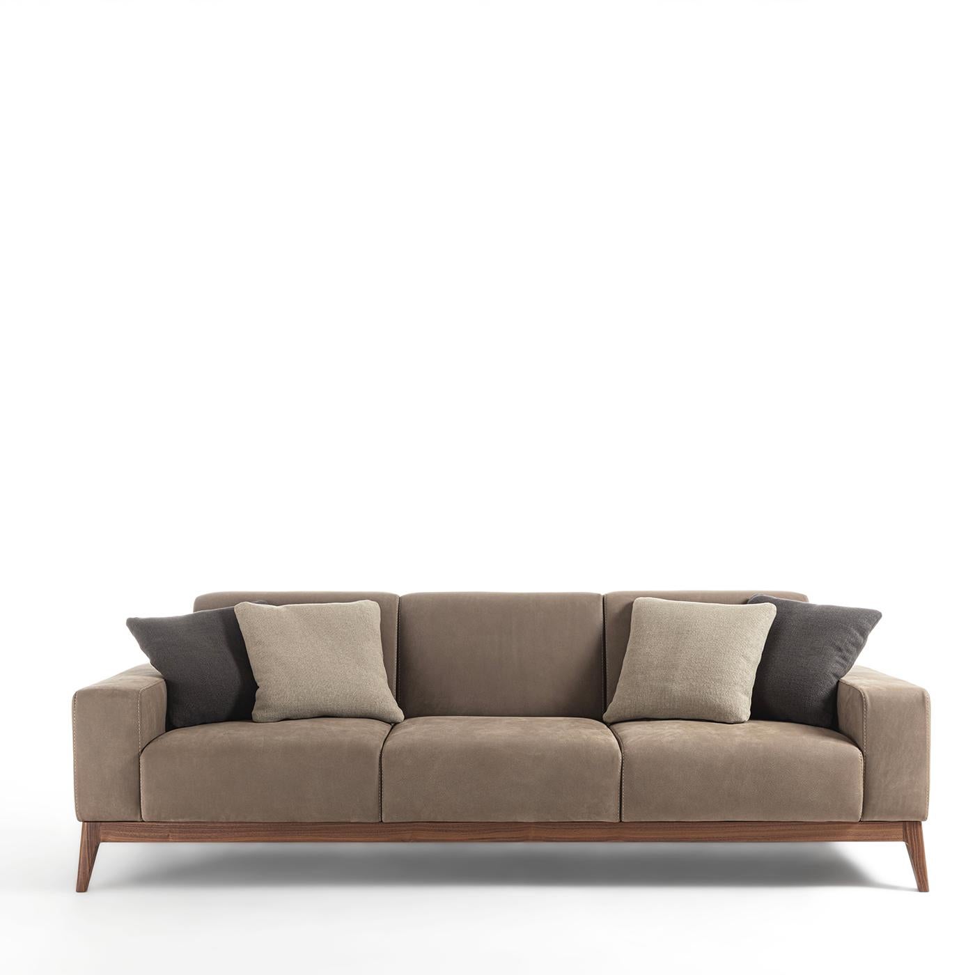 Dieses raffinierte Dreisitzer-Sofa wurde mit einem Sinn für Ruhe, zeitlose Eleganz und Komfort entworfen. Seine klaren Linien umreißen kühne Volumen, deren großzügige Polsterung von einem luxuriösen taupefarbenen Bezug umhüllt ist, der ein