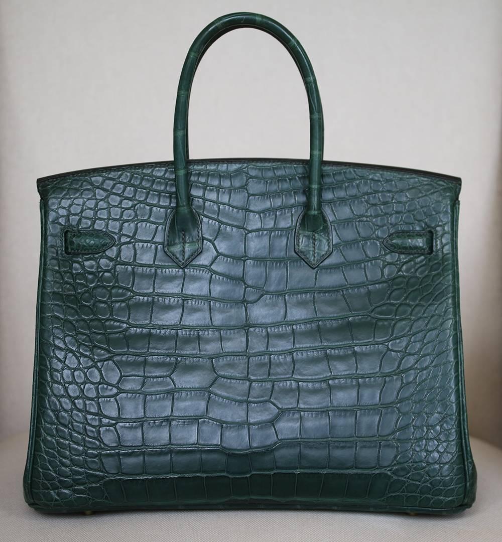 Hermès 35CM Alligator Vert Titien Gold H/W Birkin Bag In New Condition In London, GB