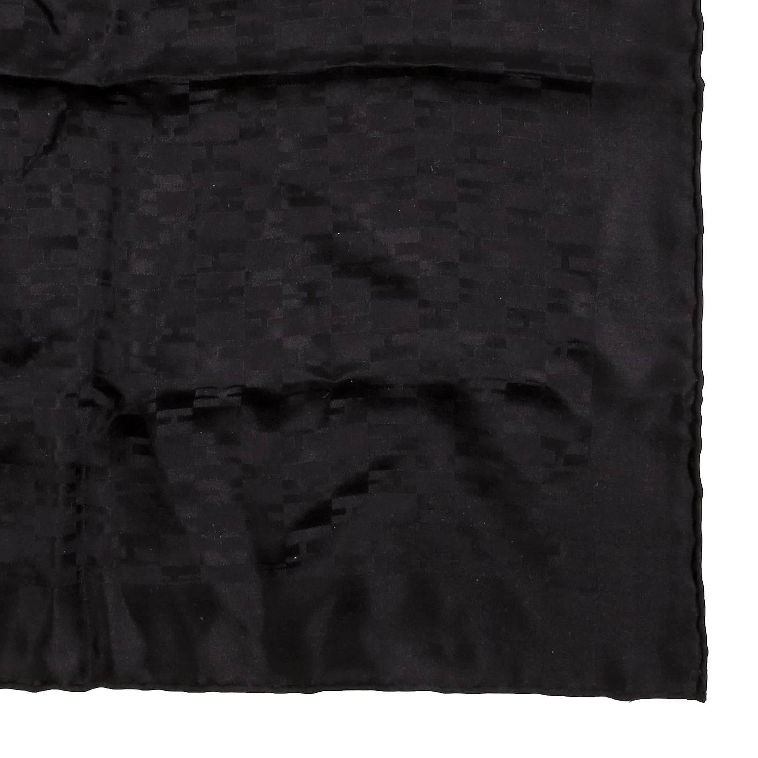 Hermès Black Op'H Silk Pochette Scarf - New
  Jacquard noir avec un motif kaléidoscope de la lettre 