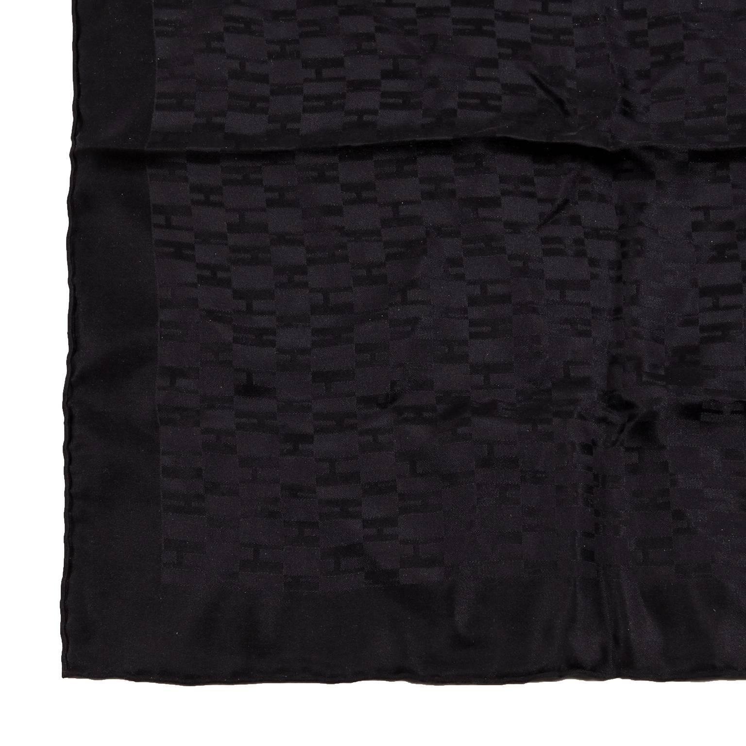 Schwarzer Op'H Seidenschal mit Pochette von Hermès für Damen oder Herren im Angebot