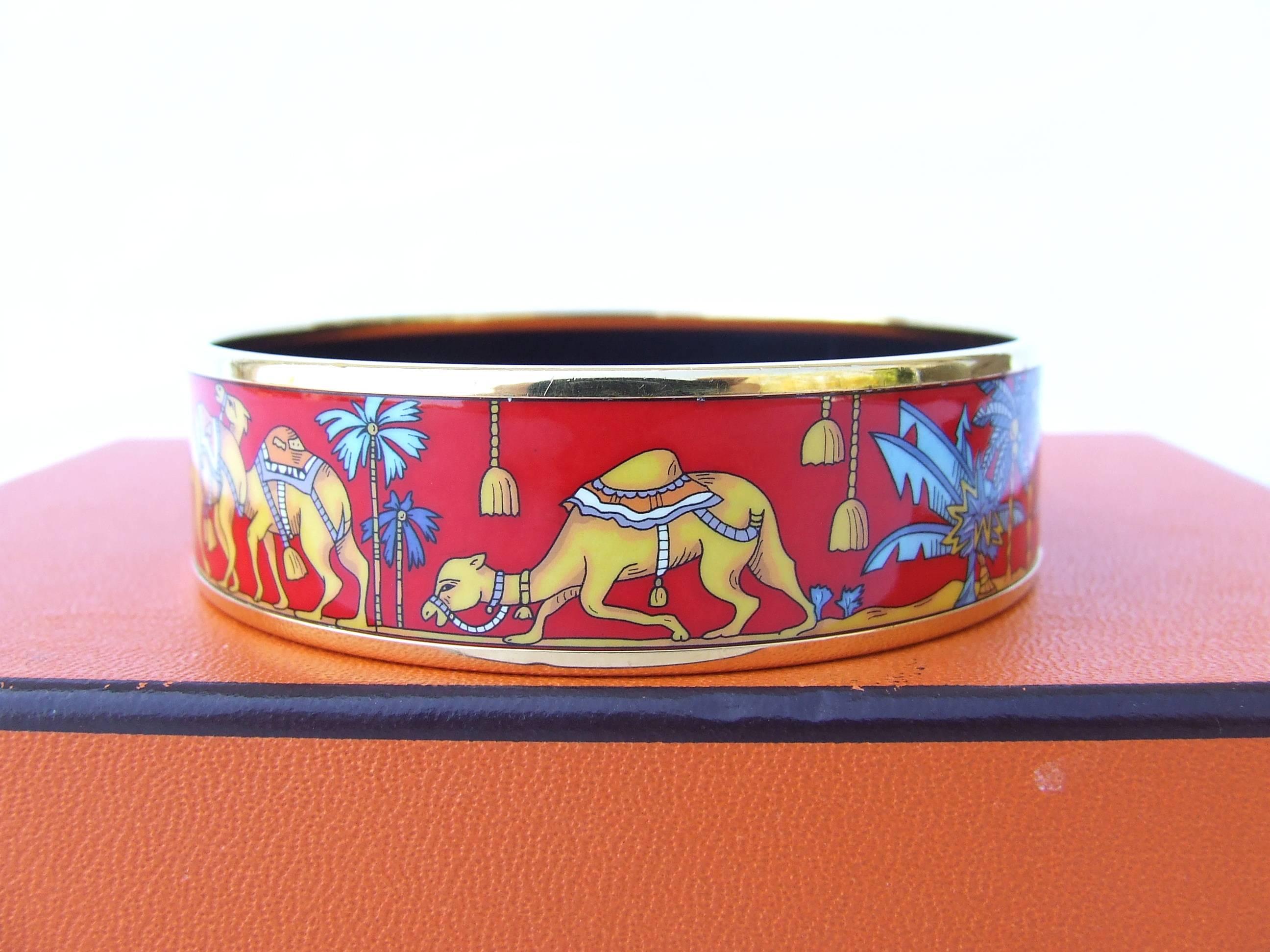 Beautiful and RARE Authentic Hermès Bracelet

Pattern: Camels in Desert (Camels and Palm Trees)

Hard to find !

Made in Austria + F 

Made of printed Enamel and Golden Plated Hardware

Colorways: Red Background, Orange Camels, Blue Palm Trees,
