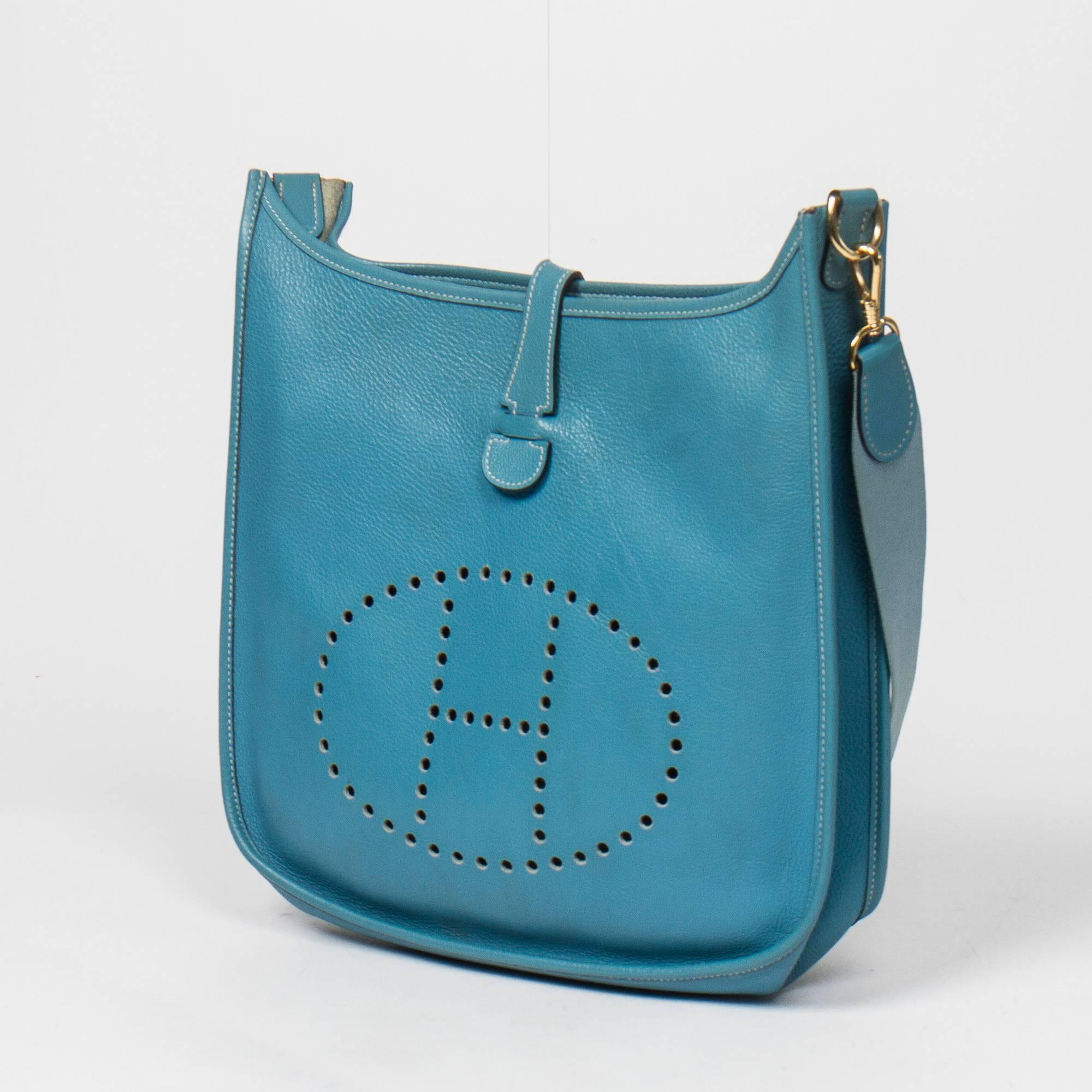 Hermès Evelyne GM in blue Jean Taurillon leather and gold tone hardware. Stamp C in a square. Model from 1999. Very slight marks on the leather of the bag, some scratches on the hardware. Dustbag included. Excellent condition overall.
