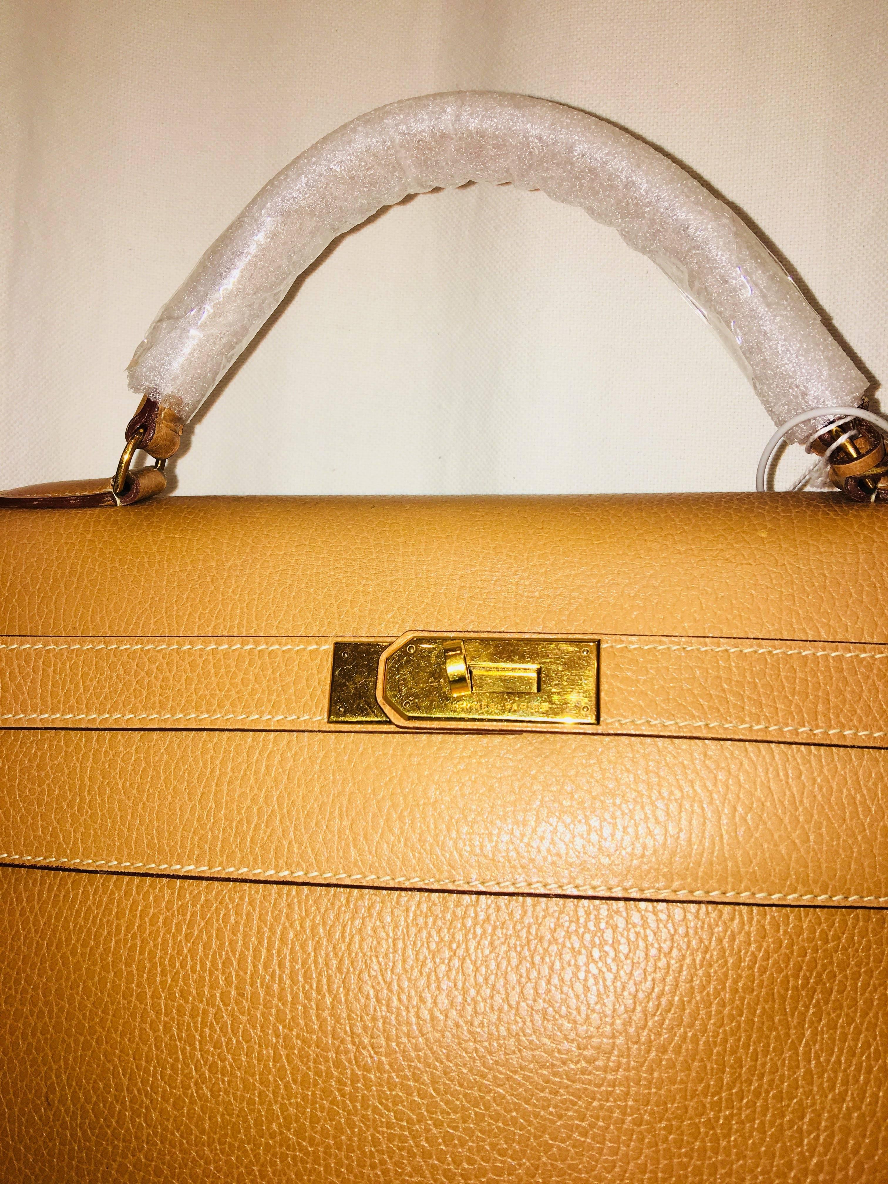 Hermés Gold Leather Kelly Bag, 40cm with Gold Hardware, Clemence Leather. 