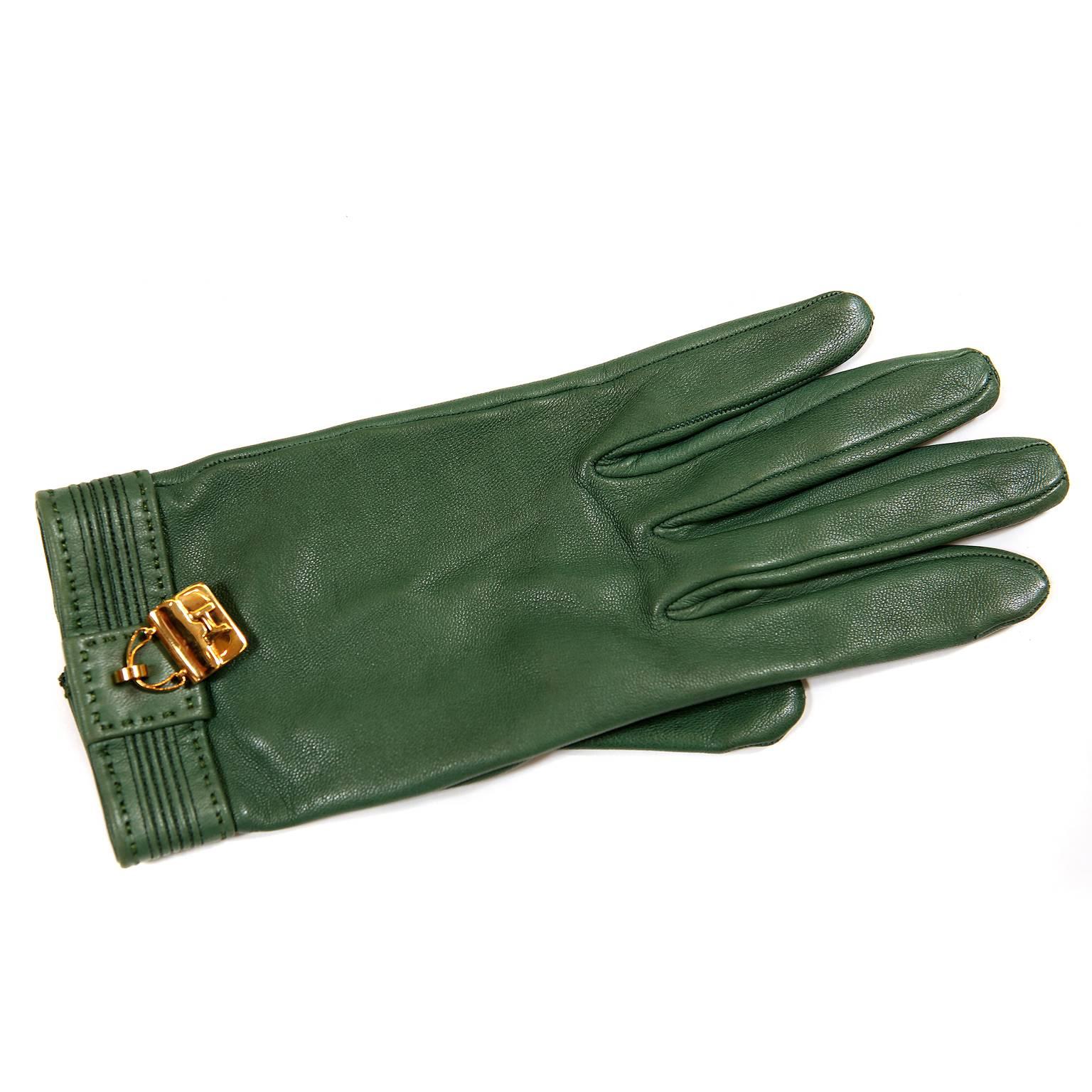 Hermès Green Leather Gloves with Bag Charms size 6.5 In Excellent Condition In Palm Beach, FL