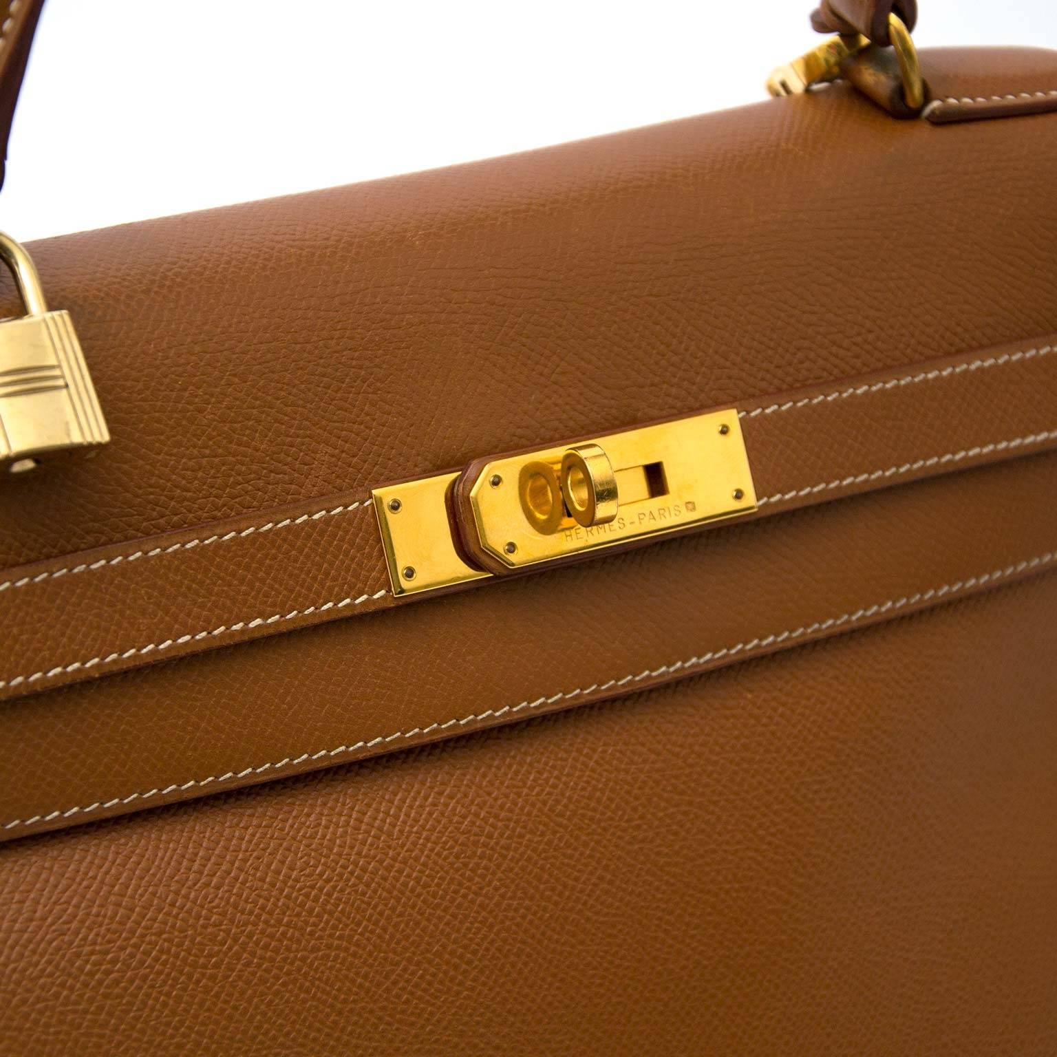 Good Preloved Condition

Hermès Kelly 35 Courchevel Gold GHW

This beautiful Hermès Kelly bag is made out of Courchevel leather which is an embossed leather that is slightly shiny. The top part of the grain is darker. It's  lightweigted, scratch