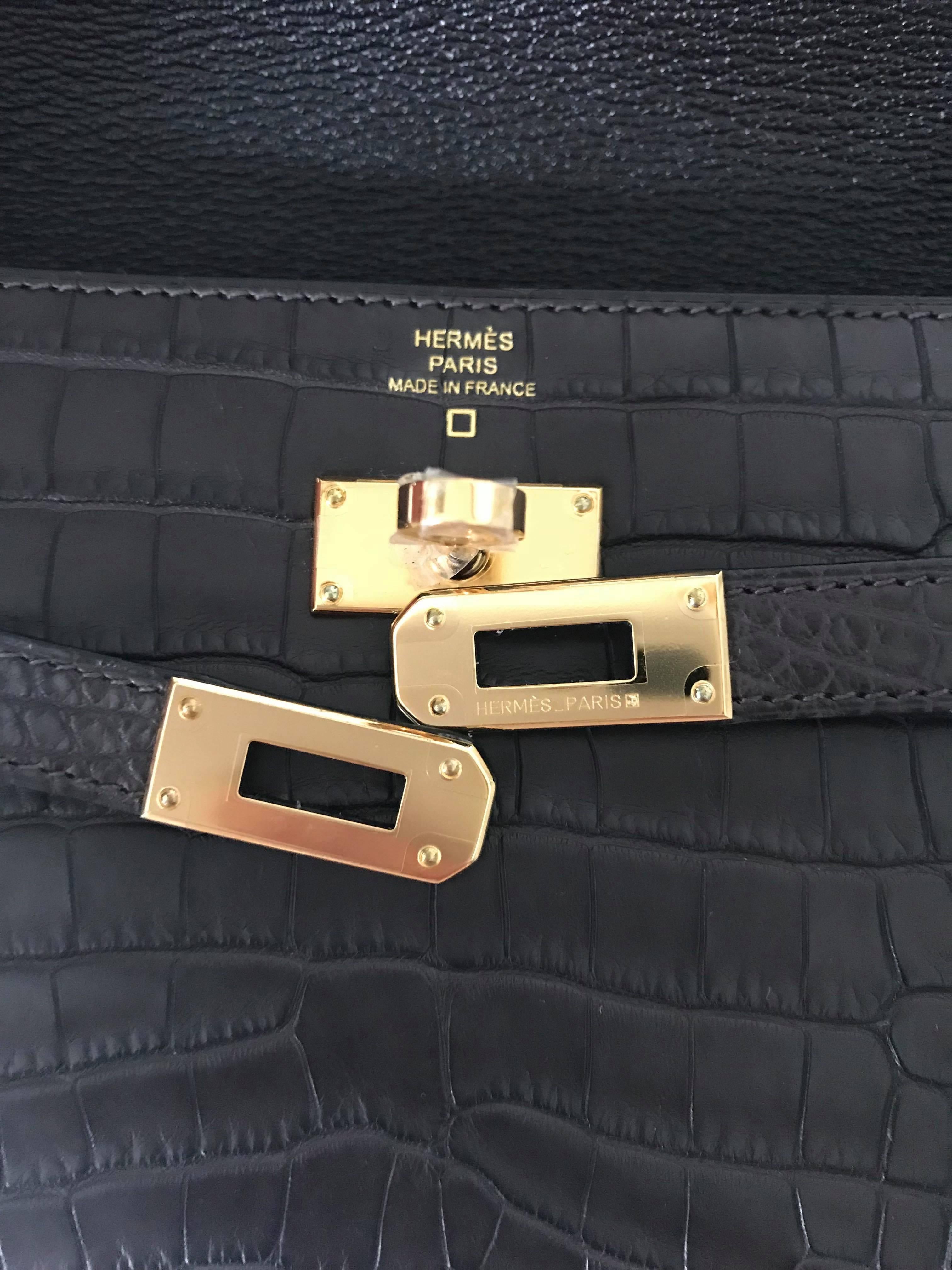 VERY RARE AND MAGNIFIC Hermès Paris Made In France
Kelly Classique Long Wallet
Alligator Mississipiens mat and and Leather 
Color : Ebene / Moka 
Size : 20 cm x 11 cm x 1.5 cm
Code date inside 
Plastic is still on Hardware gold plated
Please