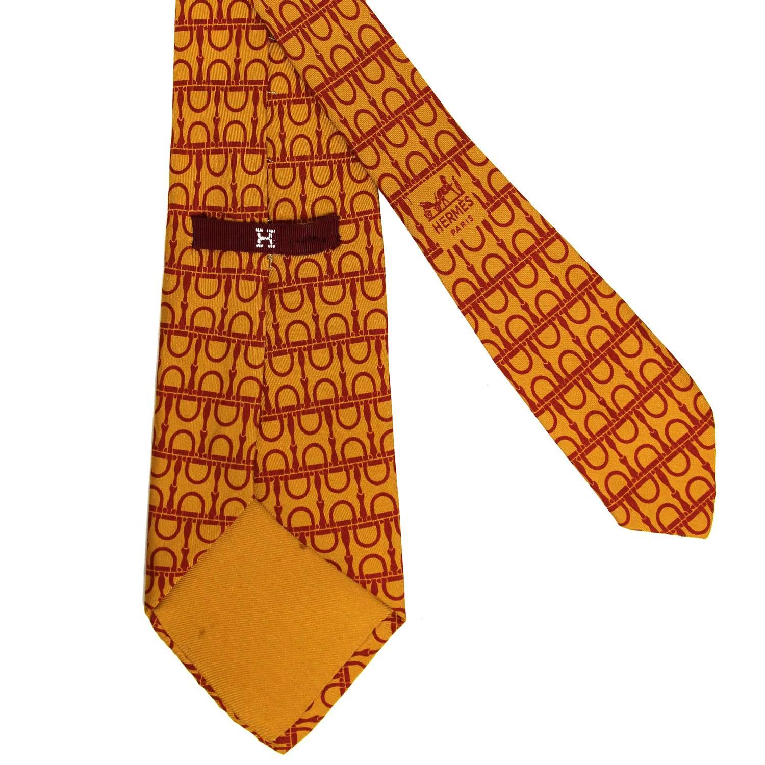 Colorful Hermès 100% silk printed tie with rust orange and red pattern. The item is vintage, it was produced in the 1960s and is in excellent conditions, flawless. Width: 9