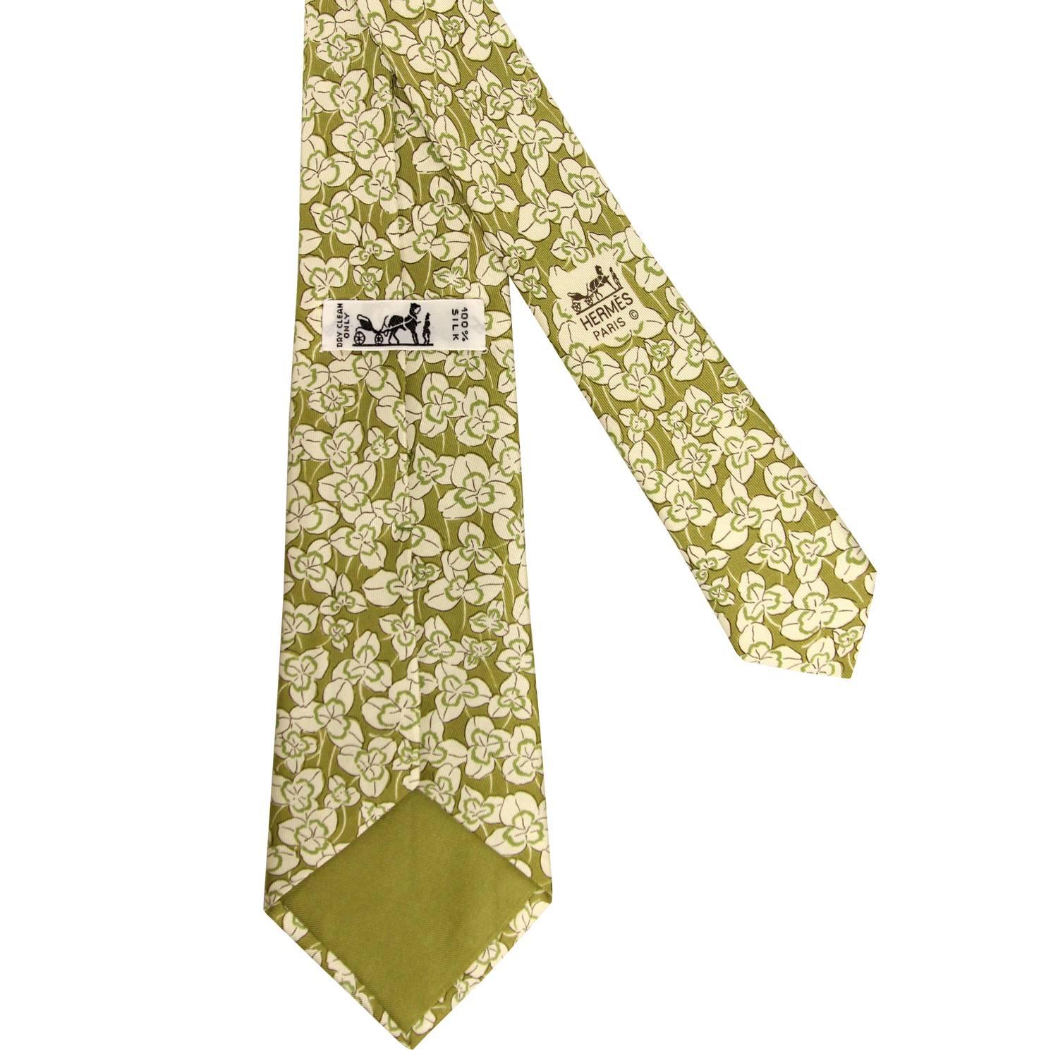 Hermès printed silk vintage tie with green and white clovers pattern. Never worn. The item is vintage, it was produced in the 90s and is in very conditions, flawless. Width: 8
