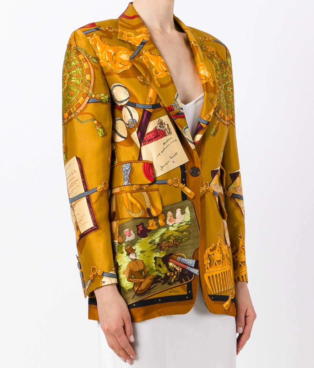 Eye-catching Hermès gold yellow silk blazer with horse riding print. It features notched lapels, long sleeves, a front button fastening and front flap pockets. The item is vintage, it was produced in the 90s and is in excellent conditions.

Size: 38