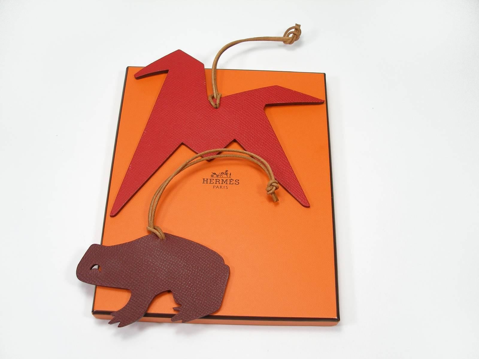 Don't miss it, each piece is unique !
Hermès Collection Petit H 
Set 2 Charms Bag
Charm bag Horse Large Size + Charm Frog Small Size
Model Origami Horse 
New collection 2017 
Bi color / Réversible 
Epsom and togo leather 
Color : Horse : red / Taupe