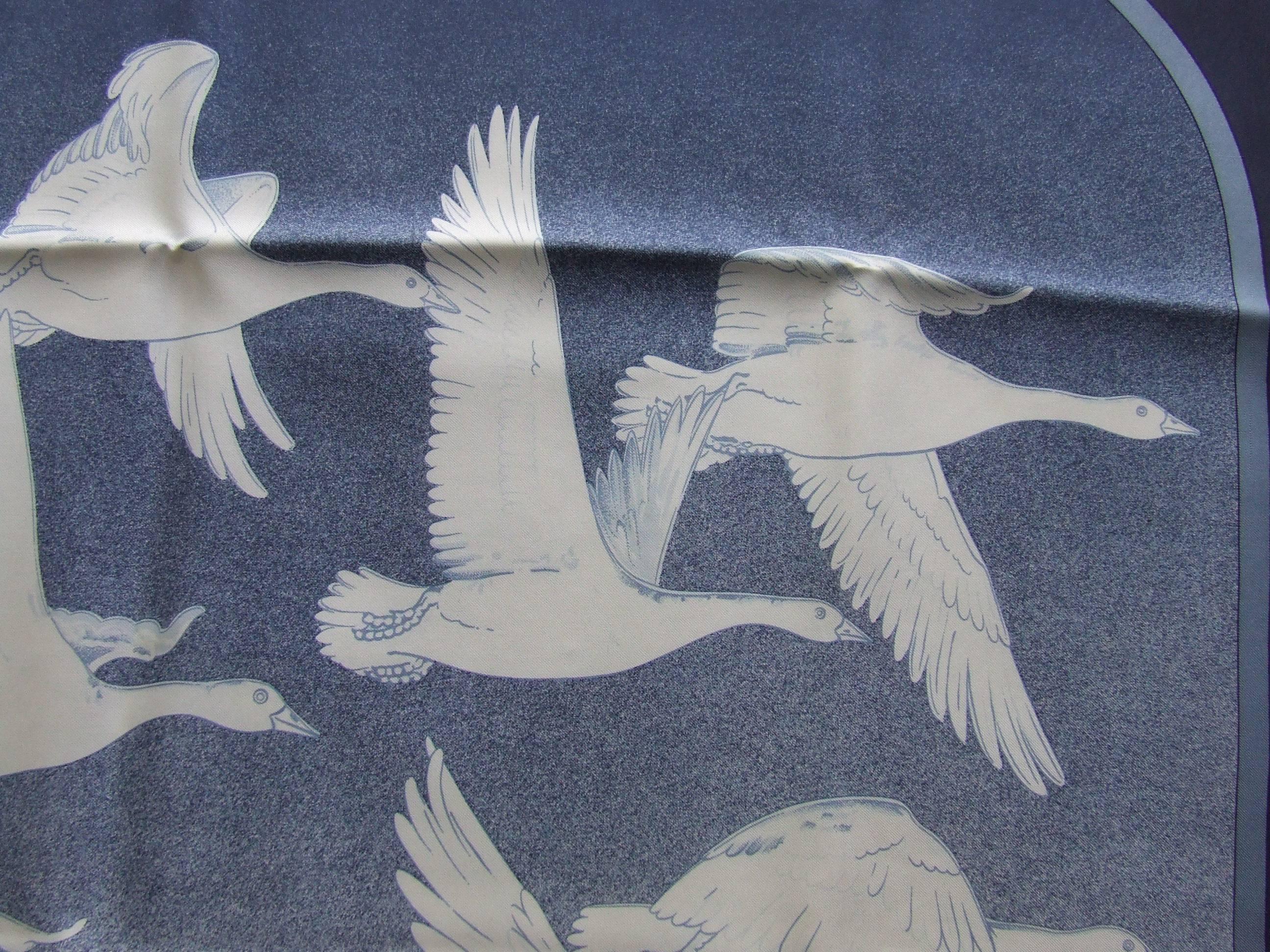 Women's or Men's Hermès Silk Scarf Oiseaux Migrateurs Cathy Latham Special Edition UTA 90 cm 1B