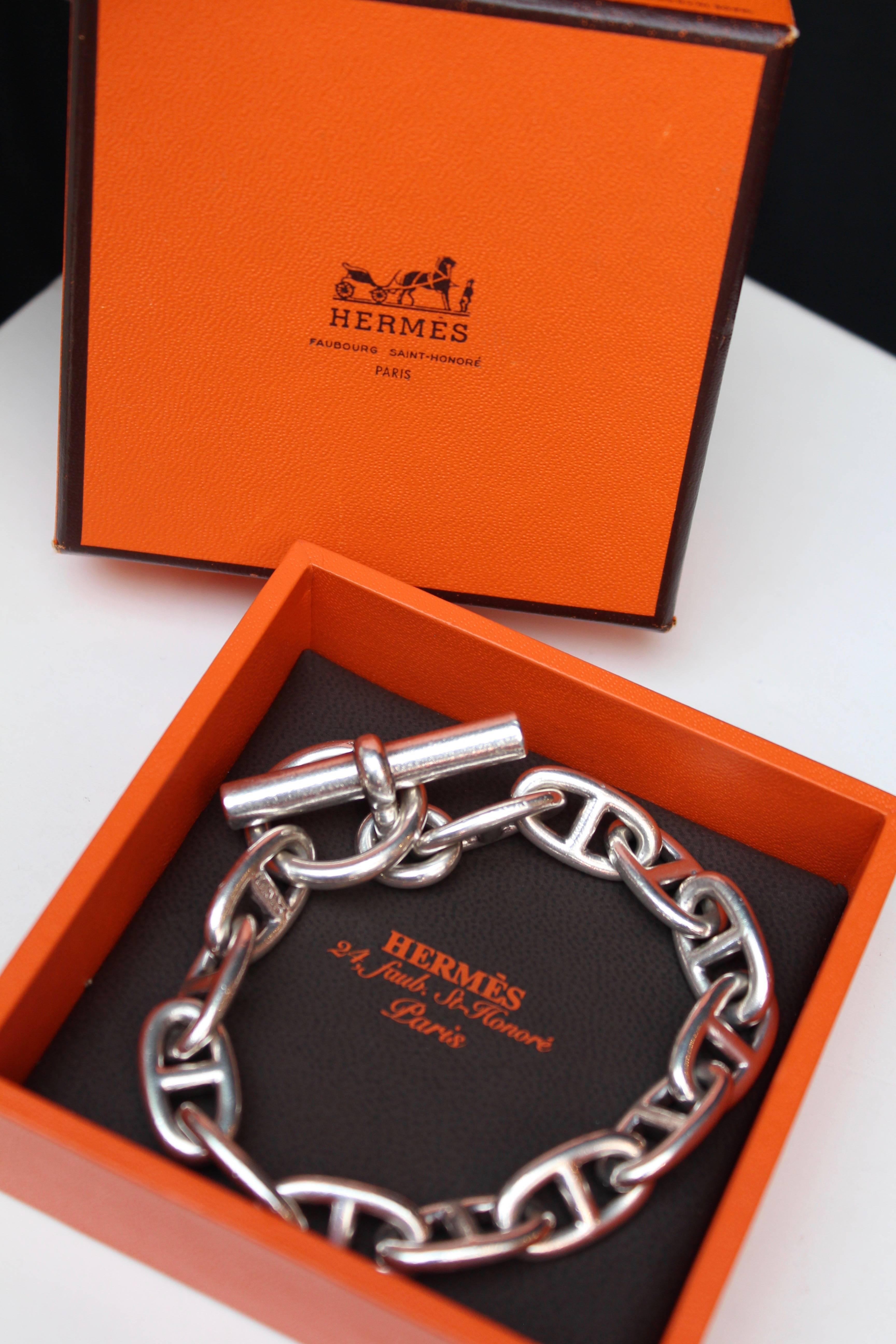 HERMES (Made in France) – Anchor chain bracelet composed of sterling silver. Medium model, thirteen links, with toggle clasp.

Circa 2000.

Length 21.3 cm (8.35 in).

Good condition, some light scratches on silver.