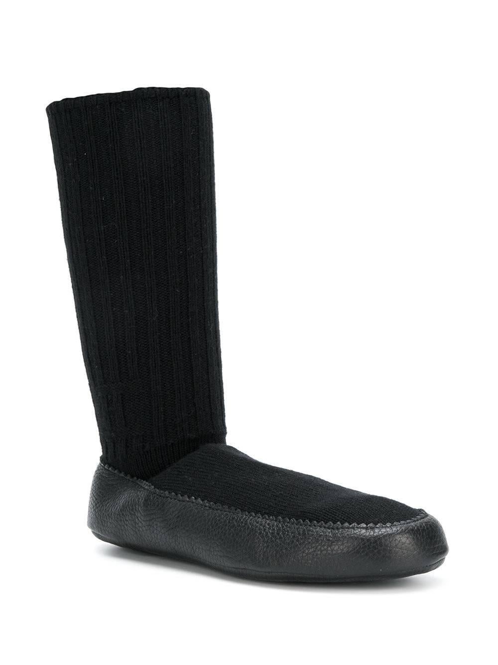 Black wool and cashmere blend knitted sock pumps from Hermès  featuring a ribbed knit, a round toe and a flat sole. 

Colour: Black

Composition: Lining: 100% Wool, Sole: 100% Leather, Outer: 30% Cashmere, 2% Polyamide, 68% Virgin Wool

Size: