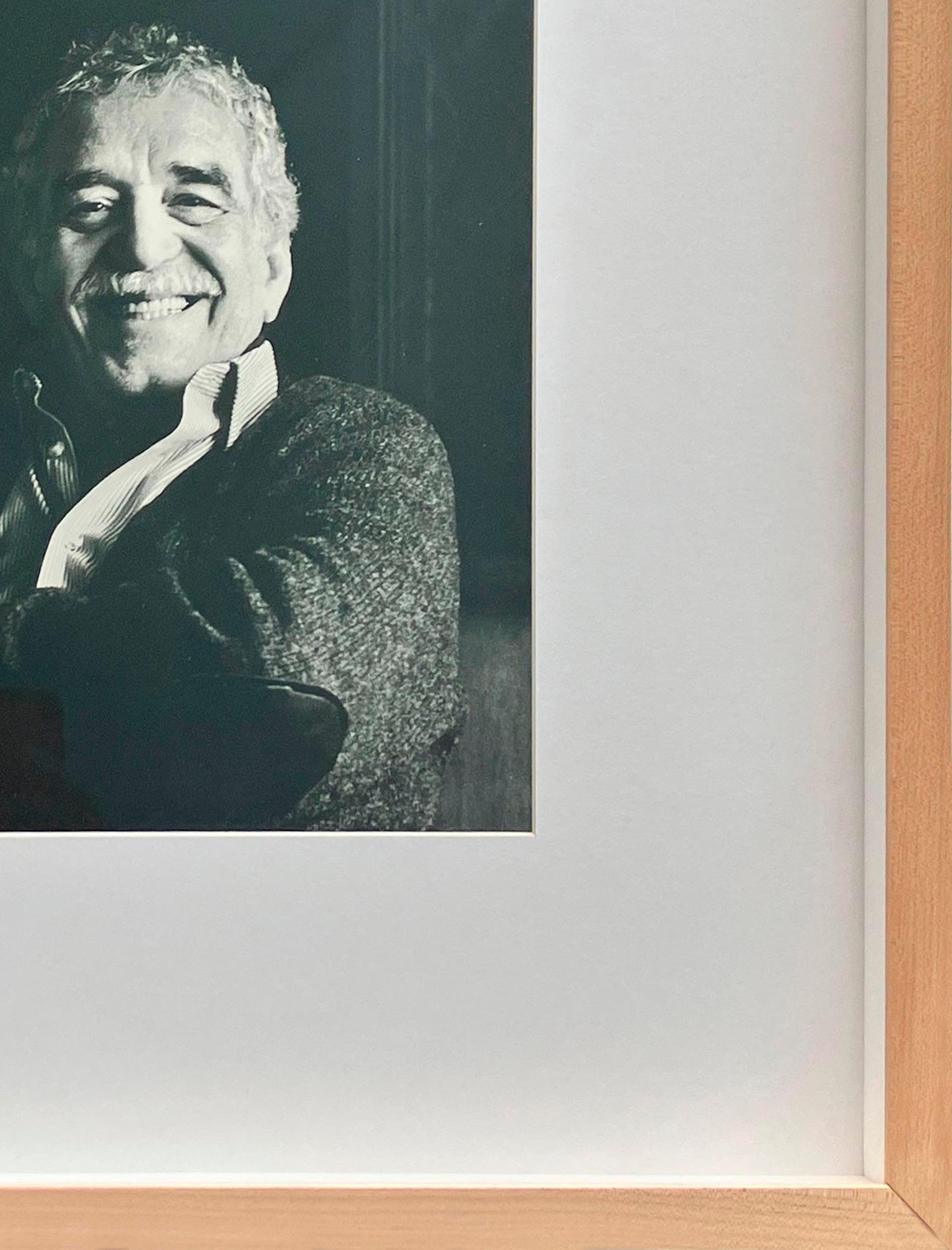Retrato de Gabriel García Márquez - Photograph Otro estilo de arte de Hernan Diaz