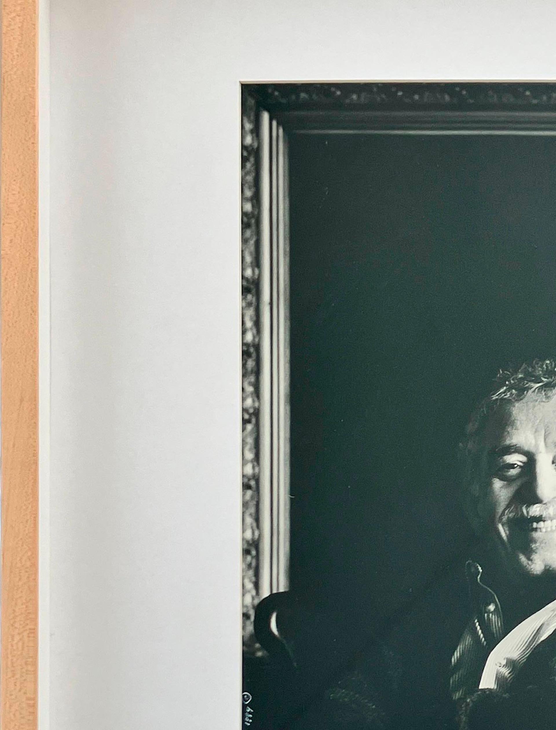 Retrato de Gabriel García Márquez - Black and White Photograph Beige de Hernan Diaz
