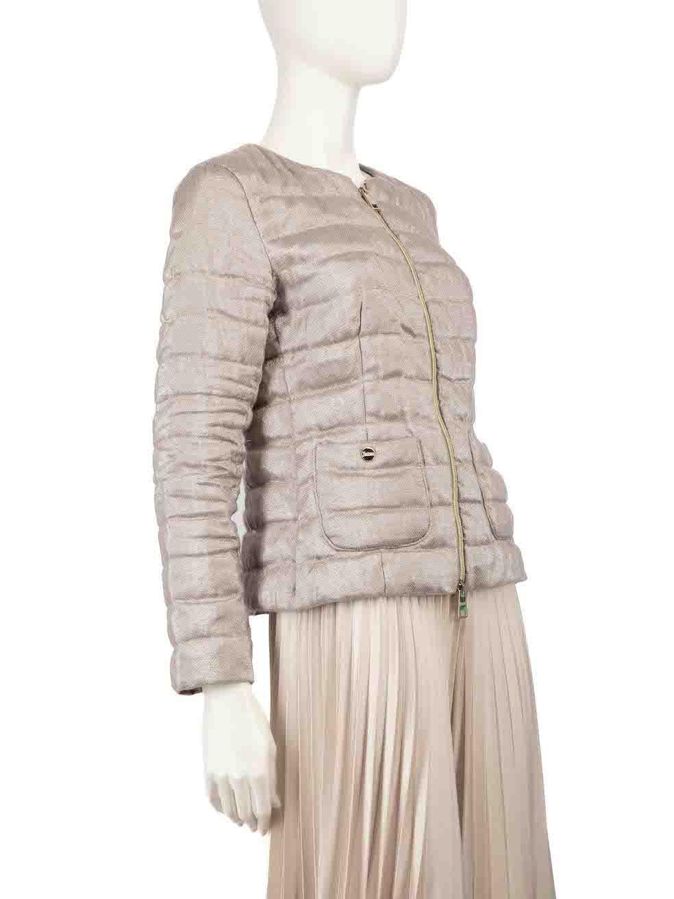 CONDITION is Very good. Minimal wear to the jacket is evident. Minimal pull to thread on the bottom sides of this used Herno designer resale item.
 
 
 
 Details
 
 
 Beige
 
 Linen
 
 Puffer jacket
 
 Metallic accent
 
 Front double zip closure
 
