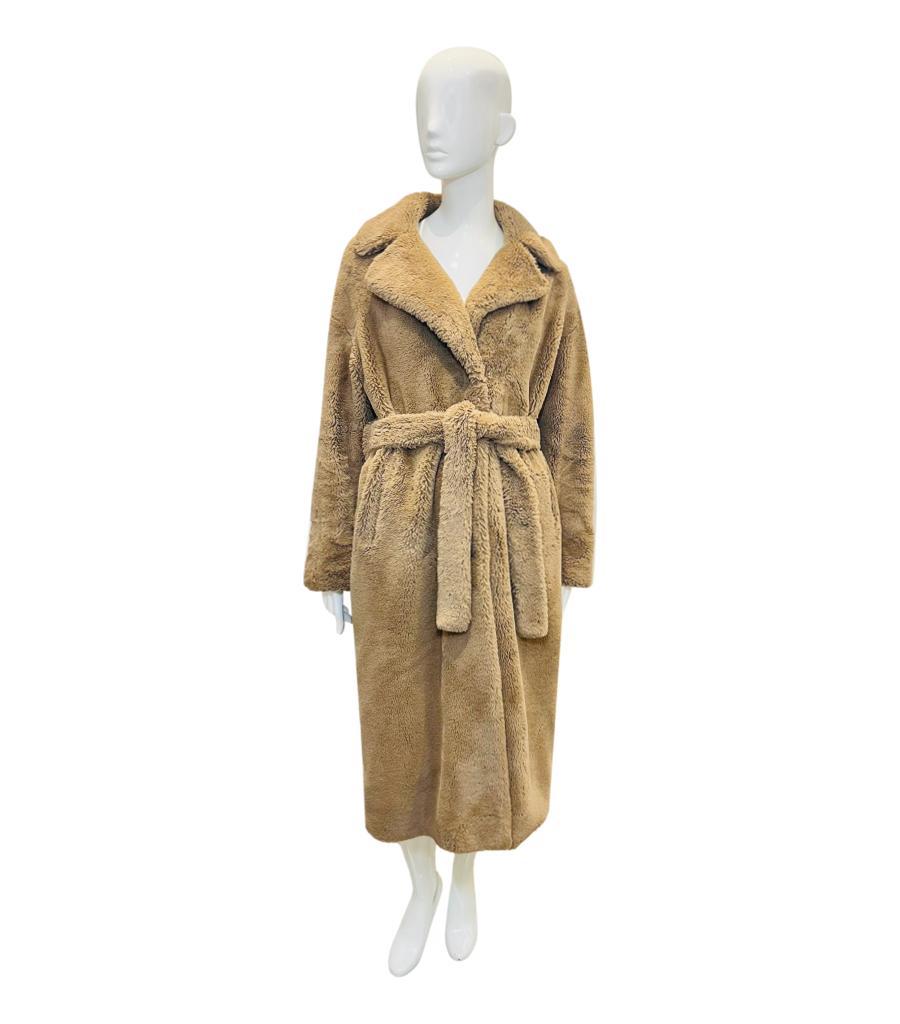 Herno Faux Fur Coat
Beige belted coat designed with notched lapels.
Featuring press-stud fastening and two side slit pockets. Rrp £445
Size – 46IT
Condition – Very Good
Composition – 100% Polyester
