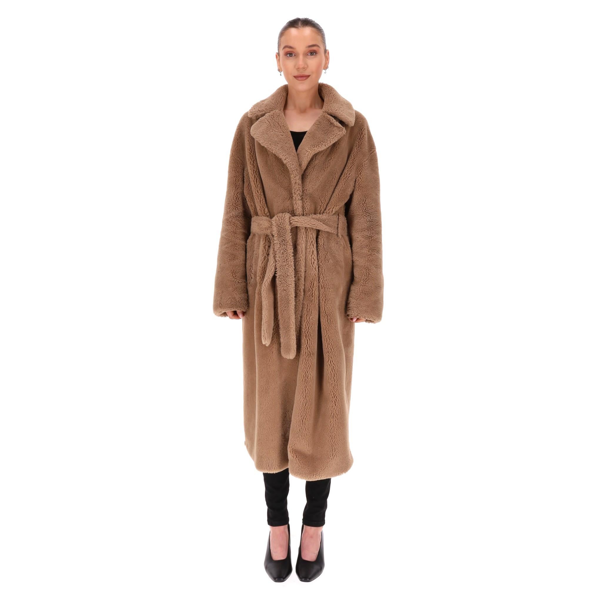 Cappotto in pelliccia sintetica Herno

Cappotto marrone chiaro in morbidissima pelliccia sintetica effetto castoro.

Con cintura in vita, chiusura con bottoni a pressione e tasche a filetto.

Con fodera interna impreziosita da Monogram. Prezzo di