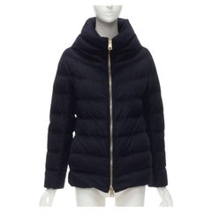 leichte Wasserdichte marineblaue Puffjacke IT38 XS mit Gänseblümchenmuster