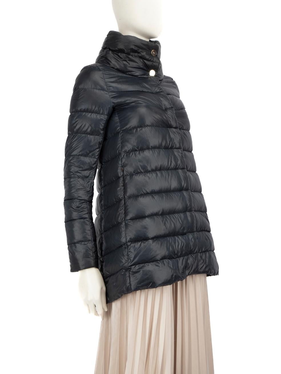 L'ÉTAT est bon. La jaquette présente une légère usure. Légers signes d'usure au col avec des marques de décoloration et des plumes détachées sur la manche droite sur cet article de revente de designer Herno d'occasion.
 
 
 
 Détails
 
 
 Marine
 
