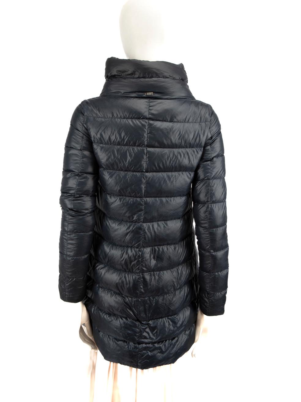 Noir Manteau matelassé Herno bleu marine, taille XS en vente