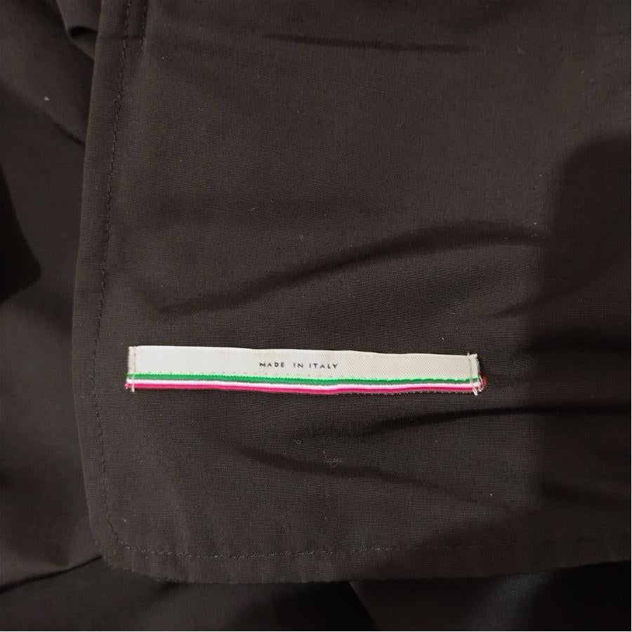 Cotton (55%) Polyethilene (45%) Black color Automatic buttons closure Two pockets 3\4 sleeves Total lenght cm 82 (32,28 inches) Shoulders cm 38 (14,96 inches)
