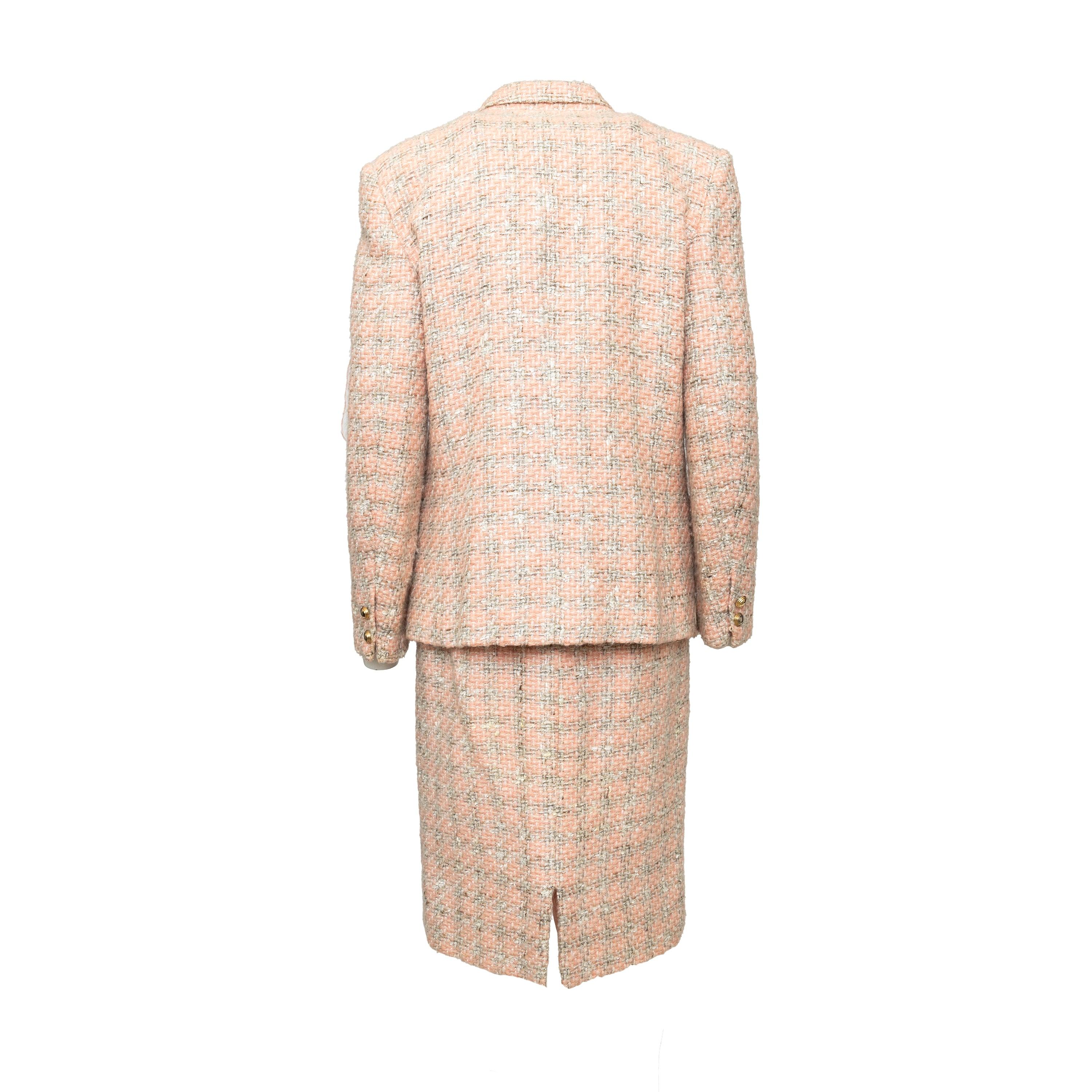 Il set Herno Wool Tweed è caratterizzato da un morbido misto lana e mohair rosa e grigio, collo a revers con chiusura a bottoni dorati e una gonna midi chic per un look sofisticato. 
 Osservazioni: Ci sono macchie e buchi sulla fodera. 
 Misure: