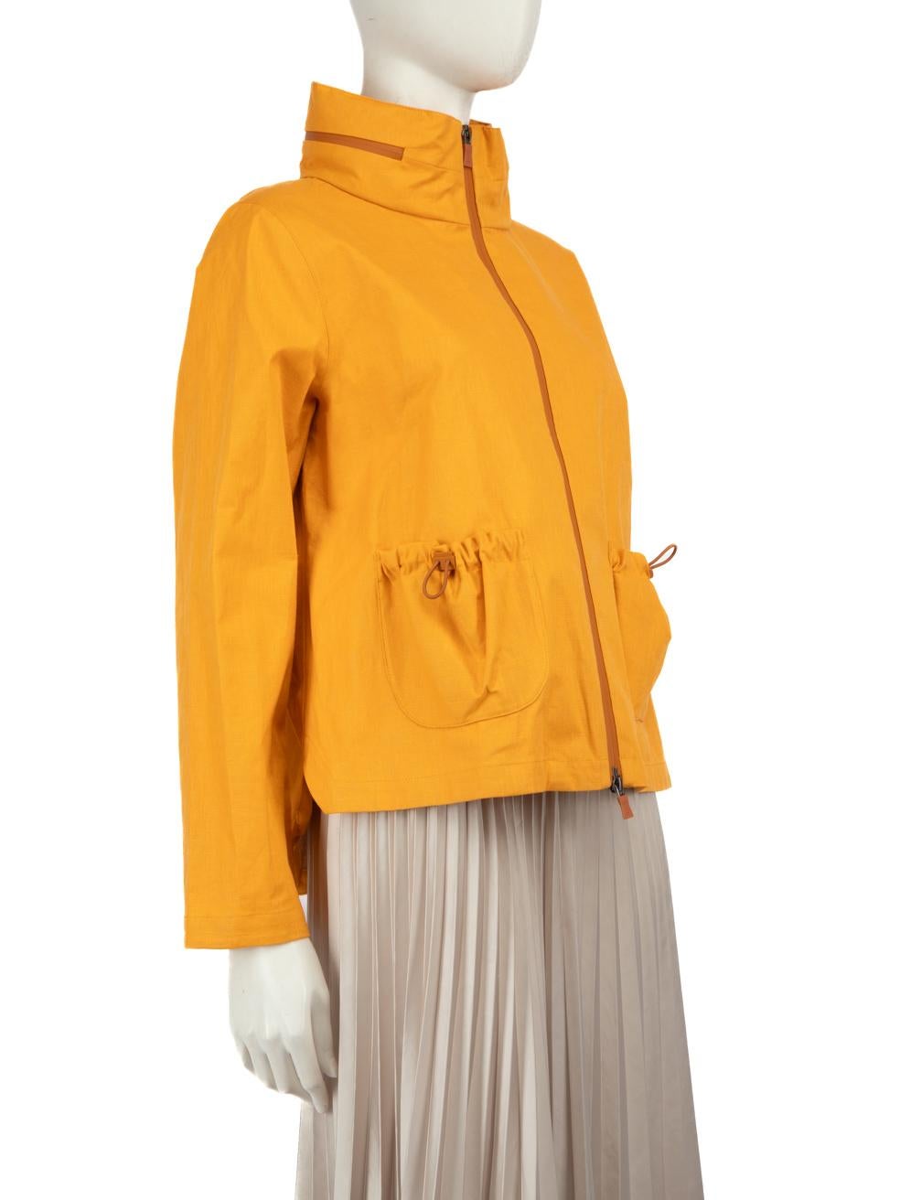 L'ÉTAT est très bon. La veste n'a pratiquement pas subi d'usure visible sur cet article de revente d'occasion de la marque Herno.
 

 

 

 Détails
 

 

 Jaune
 

 Lin
 

 Veste
 

 Capuchon rabattable
 

 Manches longues
 

 Imperméable et