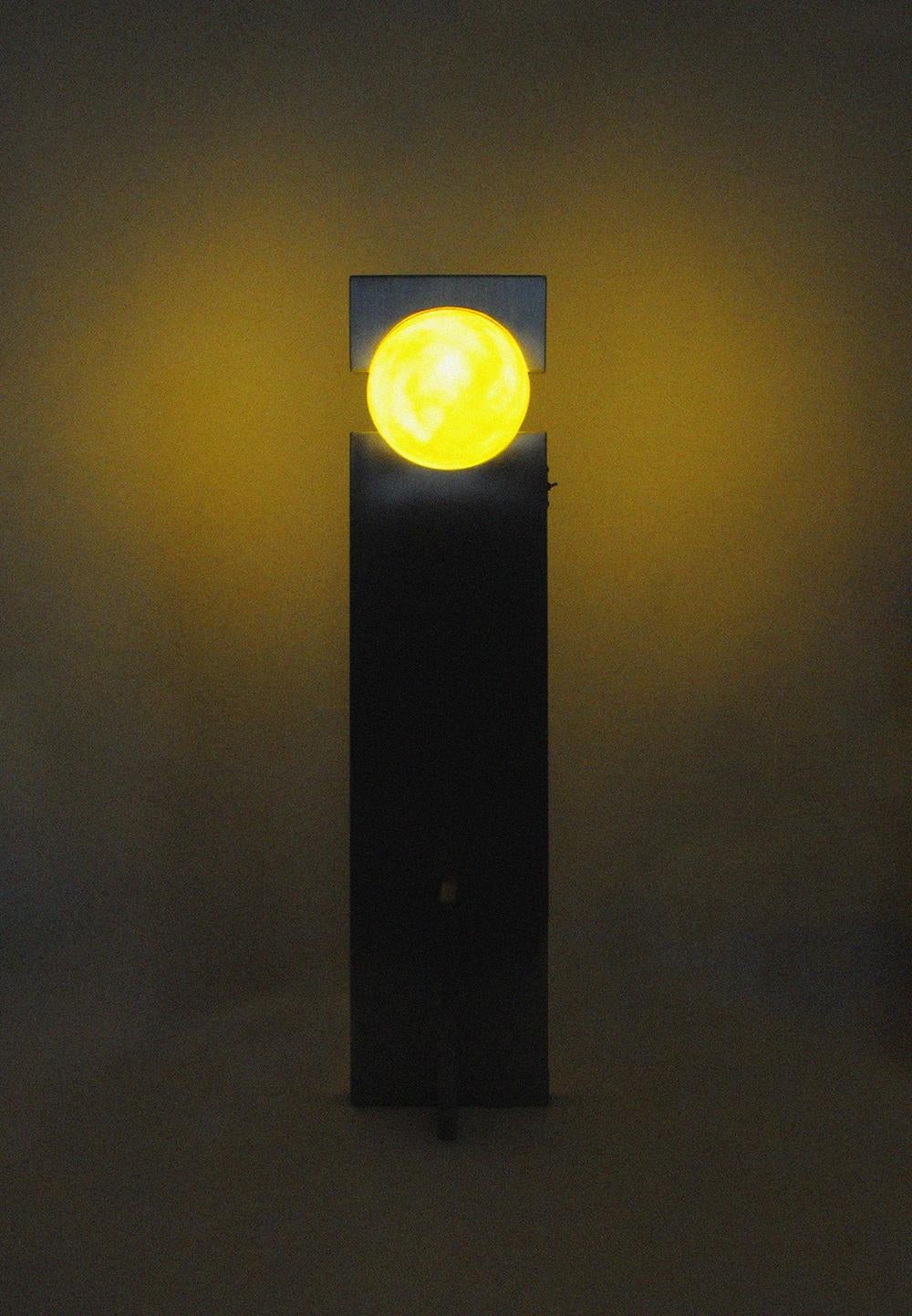 Hero-Lampe, Edelstahl-Skulptur-Lampe (Postmoderne) im Angebot